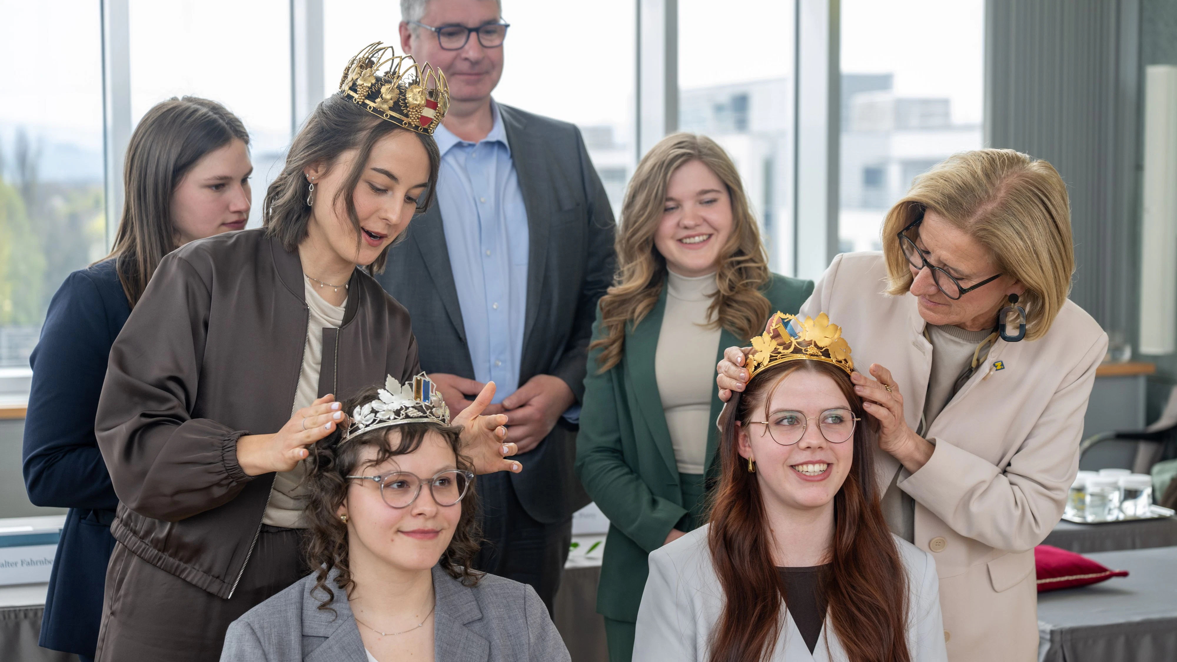 Krönung mit den neuen Kronen von Weinkönigin Marie Huber (vorne rechts) und Vizekönigin Laura Neustifter (vorne links) durch Landeshauptfrau Johanna Mikl-Leitner (rechts) und Bundesweinkönigin Laura Hummel (links), im Hintergrund die abgelösten Vizeköniginnen Ida Haimel (links) und Viktoria Bayer (rechts) sowie NÖ Weinbaupräsident Reinhard Zöchmann (Mitte).
