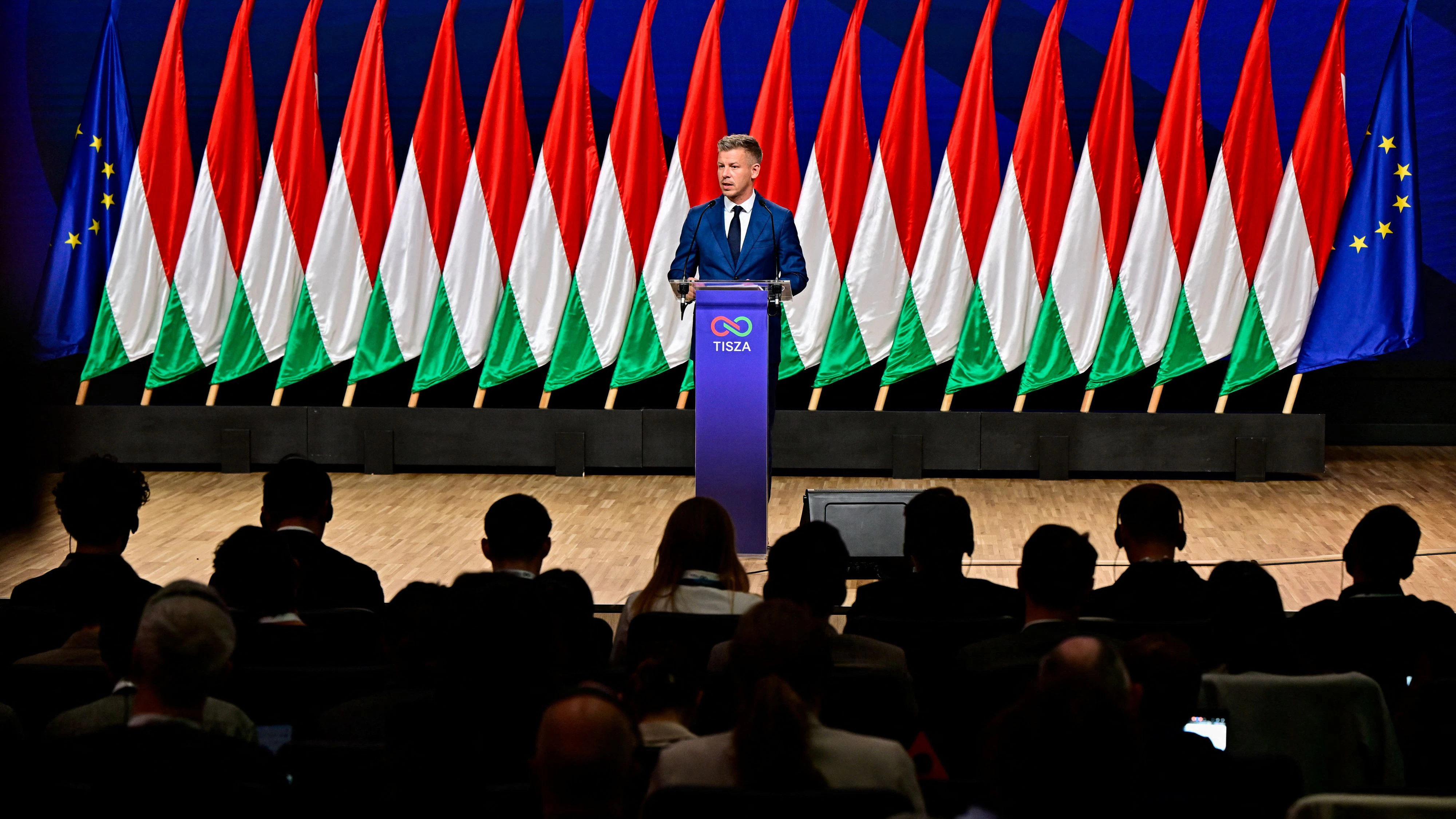 Peter Magyar bei seiner ersten Pressekonferenz nach dem Wahlsieg