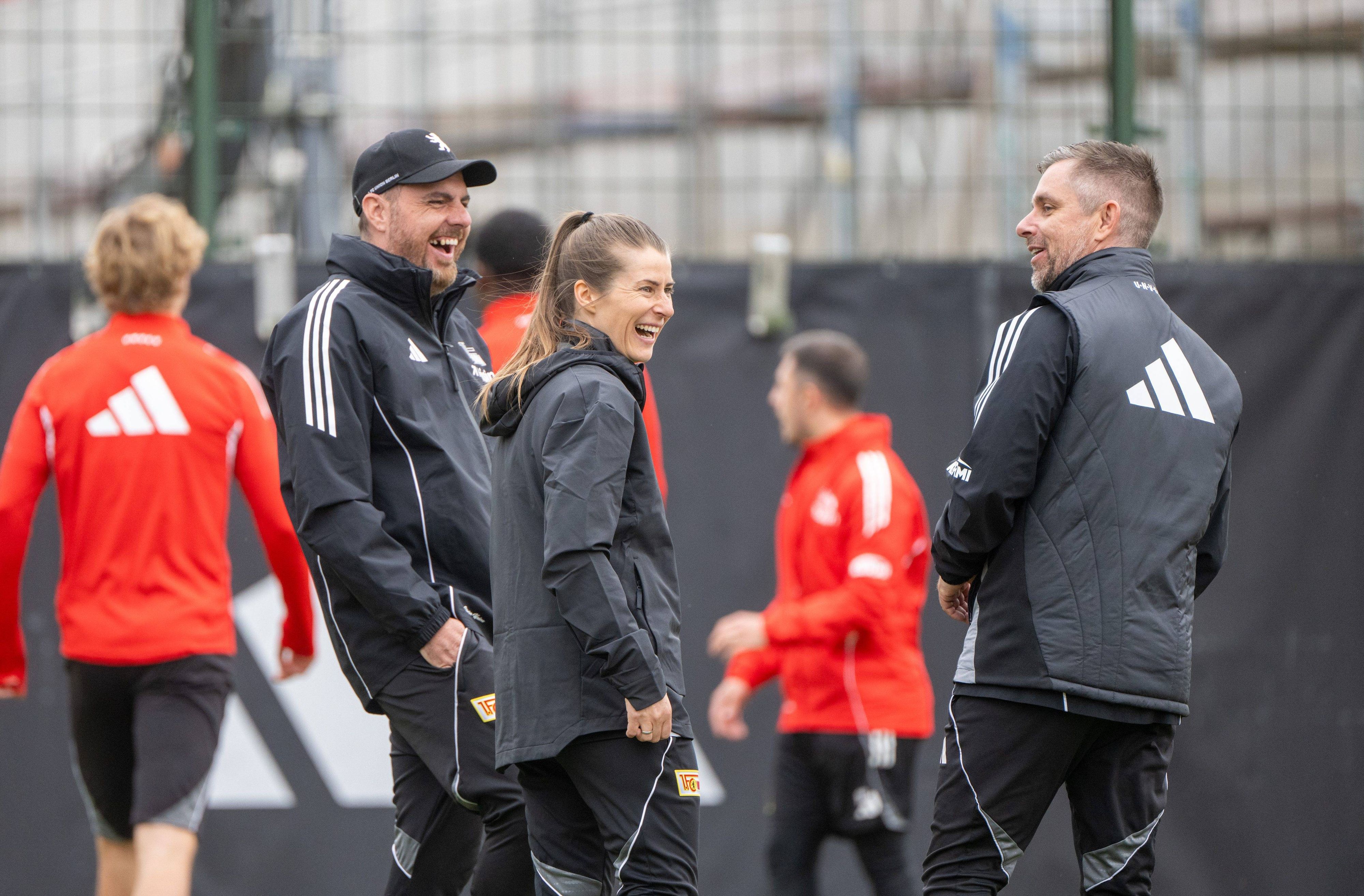 Trainerin Marie-Louise Eta mit ihren Co-Trainern.