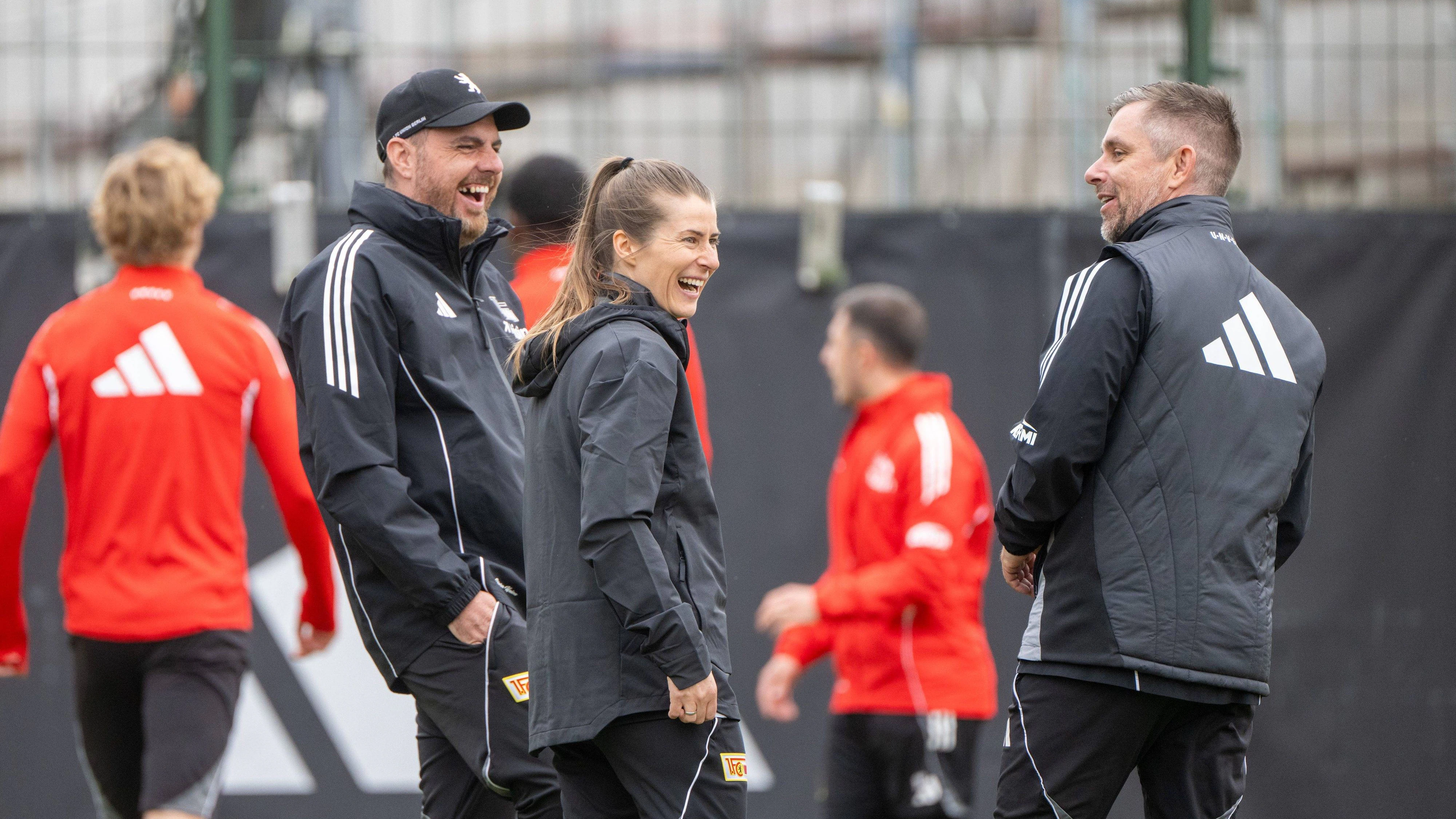 Trainerin Marie-Louise Eta mit ihren Co-Trainern. 