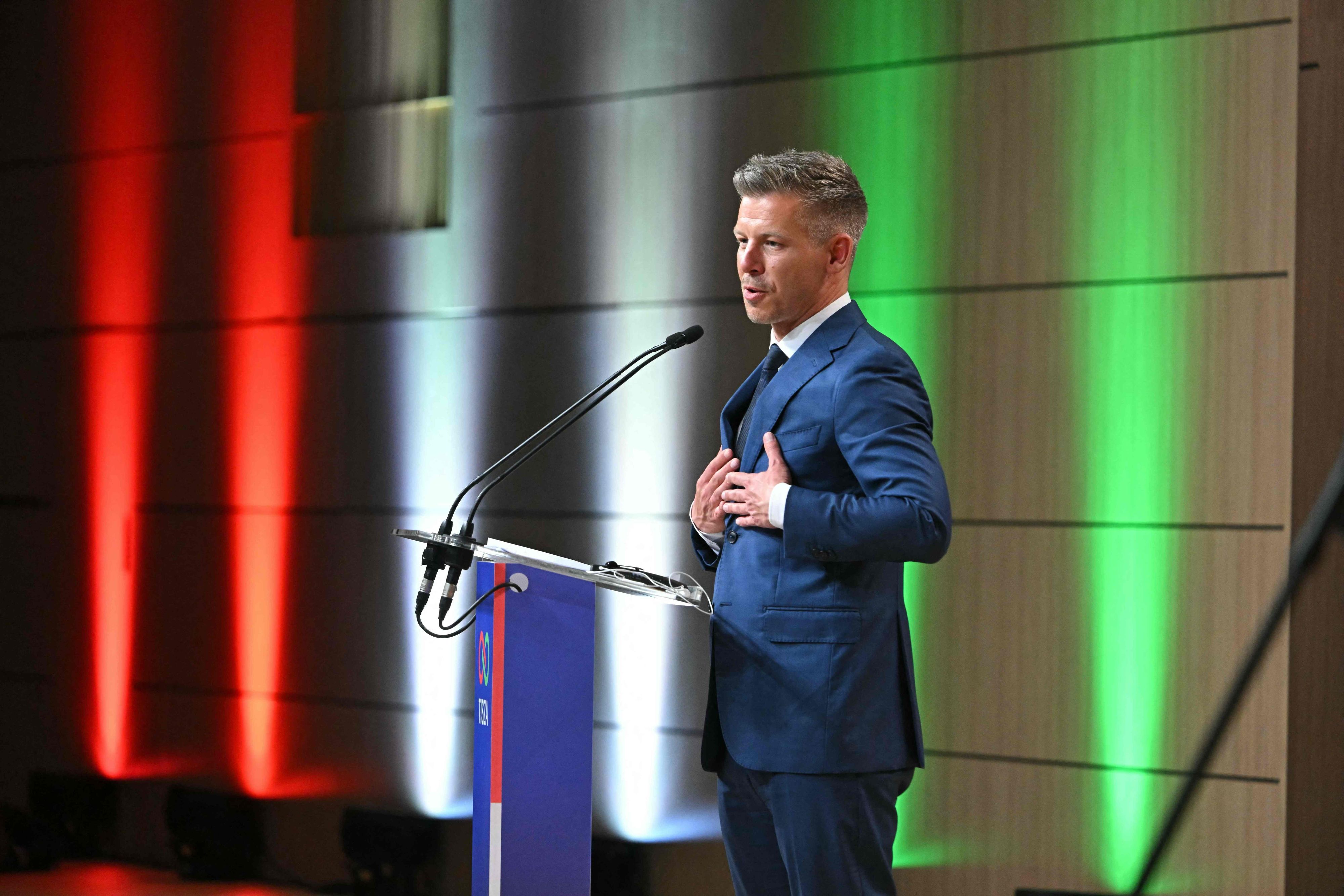 Peter Magyar, Wahlsieger und Vorsitzender der pro-europäischen konservativen Partei TISZA, hält am 13. April 2026, einen Tag nach den ungarischen Parlamentswahlen, eine Pressekonferenz.
