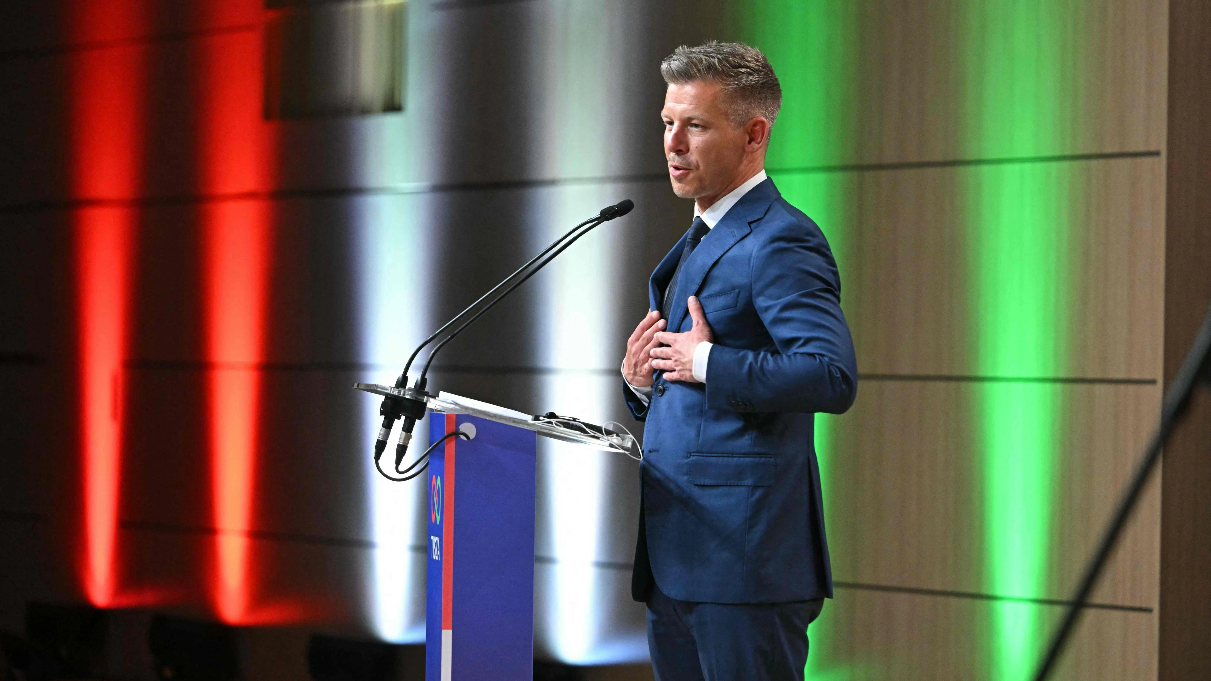 Peter Magyar, Wahlsieger und Vorsitzender der pro-europäischen konservativen Partei TISZA, hält am 13. April 2026, einen Tag nach den ungarischen Parlamentswahlen, eine Pressekonferenz.