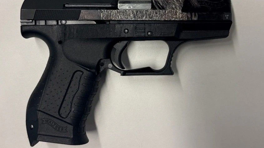 Unter anderem wurde diese Waffe sichergestellt. (Symbolbild)