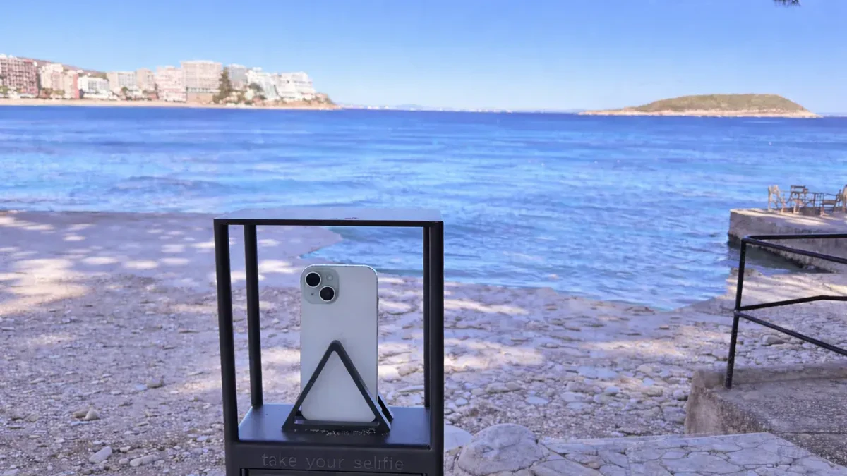 In vier Selfie-Ständer in Magaluf kann man sein Mobiltelefon stellen und ganz entspannt für ein Selfie mit Traumhintergrund posieren. 