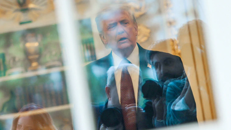 Die Lage im Irankrieg spitzt sich wieder zu. US-Kriegsschiffe drängten die ersten Tanker ab. Was Trump plant, welche zwei brisanten Fragen sich nun aufdrängen und was Kritiker sagen: 