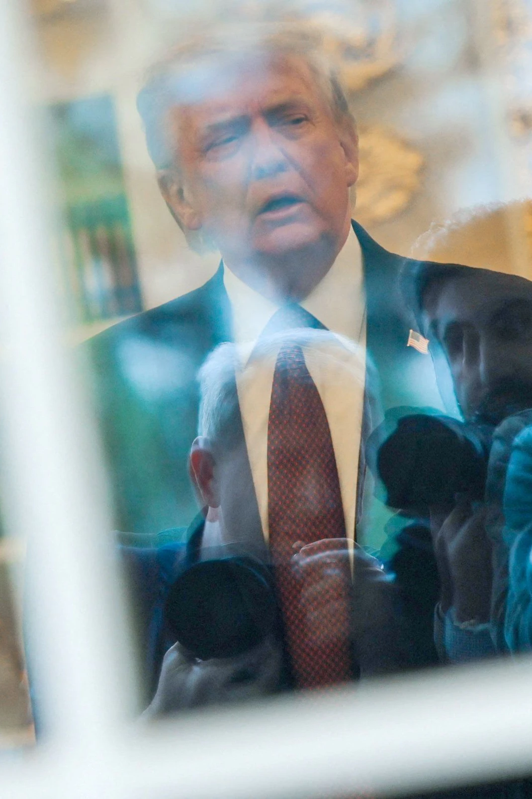 Gefährliches Spiel im Persischen Golf: Donald Trump spricht aus dem Oval Office heraus mit Reportern