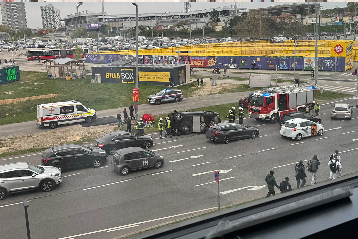 Heute.at - Range Rover überschlägt sich mitten im Verteilerkreis