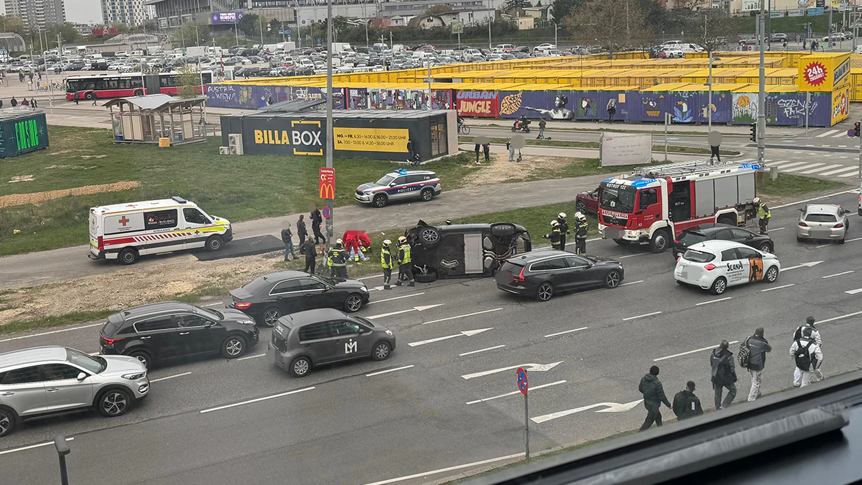Heute.at - Range Rover überschlägt sich mitten im Verteilerkreis