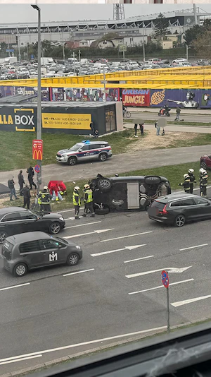 Unfall Favoriten: Range Rover überschlägt sich nach Kollision beim Alten Landgut in Wien. Leichtverletzter ins Krankenhaus gebracht. Aktuelle Infos.