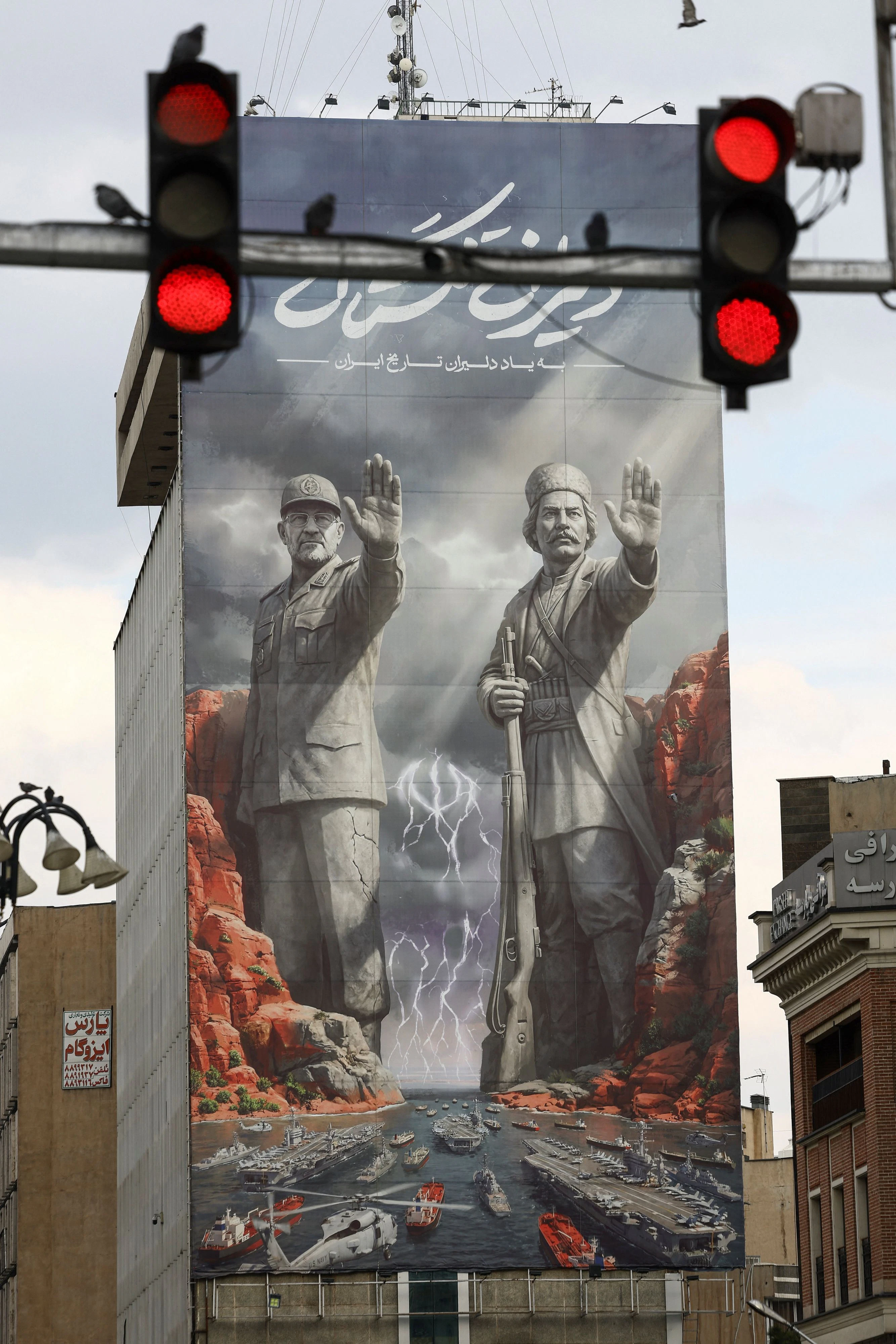 Eine Plakatwand mit einer grafischen Darstellung der Straße von Hormus an einem Gebäude in Teheran