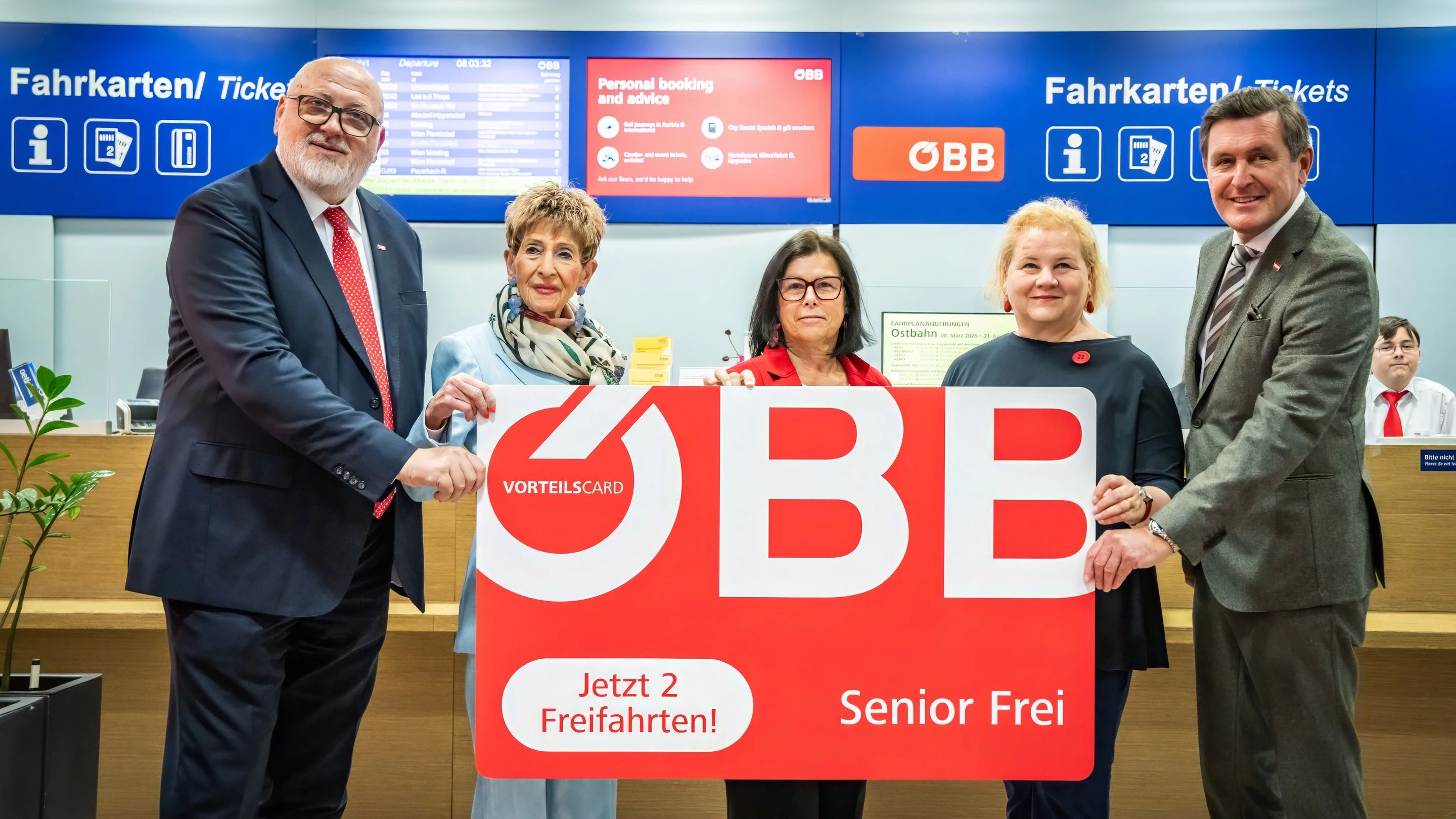 v. l. n. r.: ÖBB CEO Andres Matthä, Präsidentin Ingrid Korosec (Österreichischer Seniorenrat), Präsidentin Birgit Gerstorfer (Österreichischer Seniorenrat), Bundesministerin Korinna Schumann (Bundesministerium für Arbeit, Soziales, Gesundheit, Pflege und Konsumentenschutz) und Bundesminister Peter Hanke (Bundesministerium für Innovation, Mobilität und Infrastruktur)