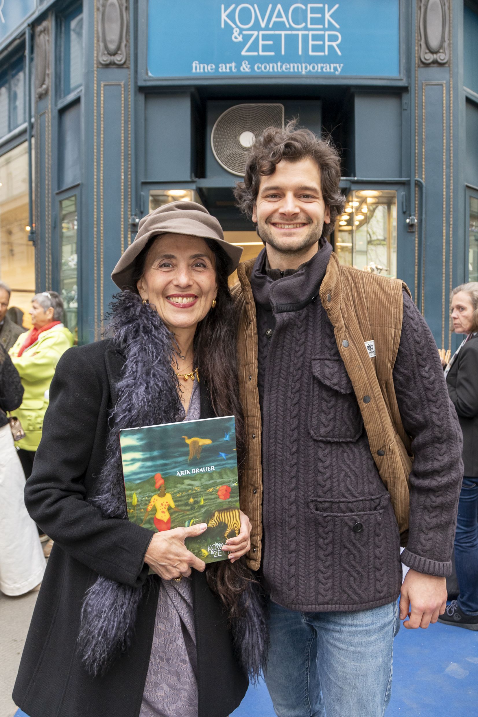 Timna Brauer mit Aaron Karl bei der Vernissage