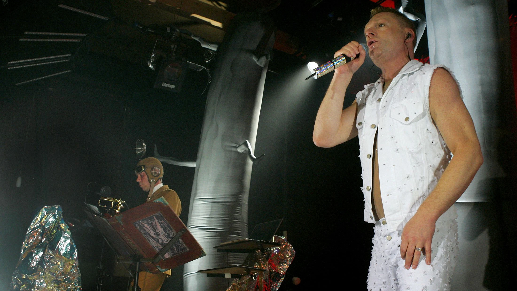 Singer Andy Bell (R) and Vince Clarke of the British electro-pop group Erasure perform in San Francisco May 20, 2005. Erasure has sold more than 14 million albums across the globe since the band was formed in 1985. REUTERS/Kimberly White  KW/JK