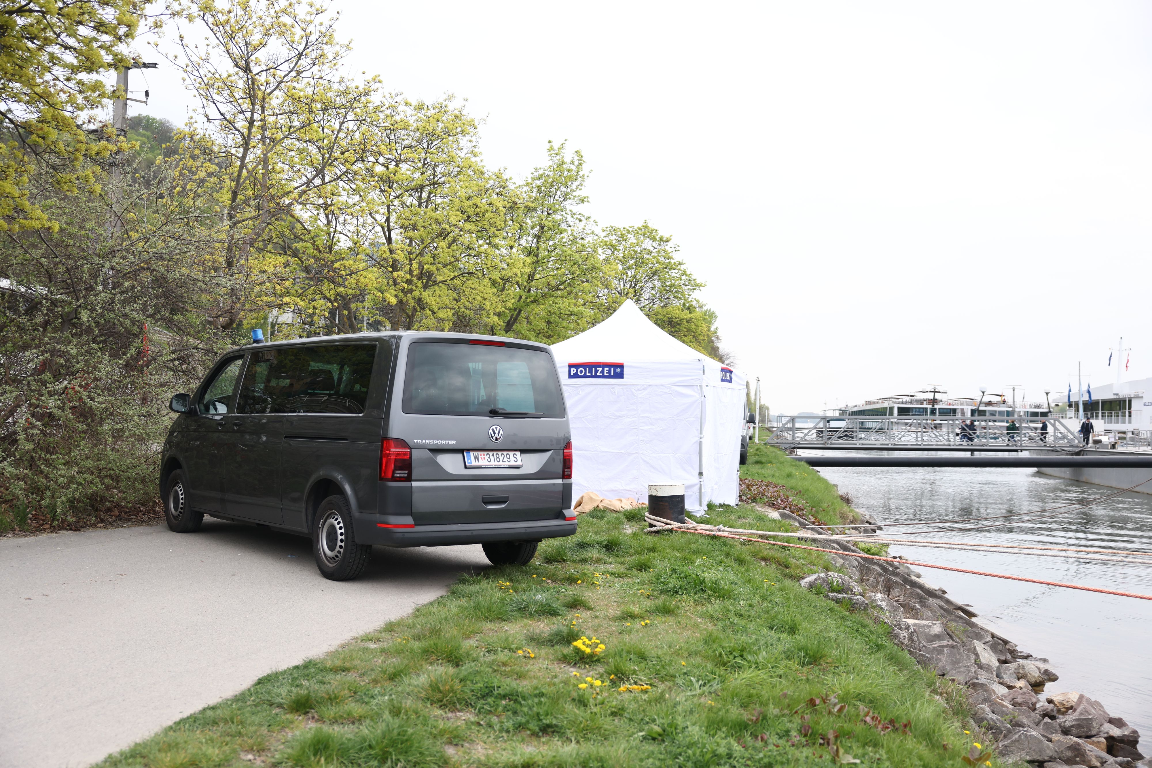 Polizei vor Ort an der Schiffsanlegestelle Nussdorf in Wien-Döbling