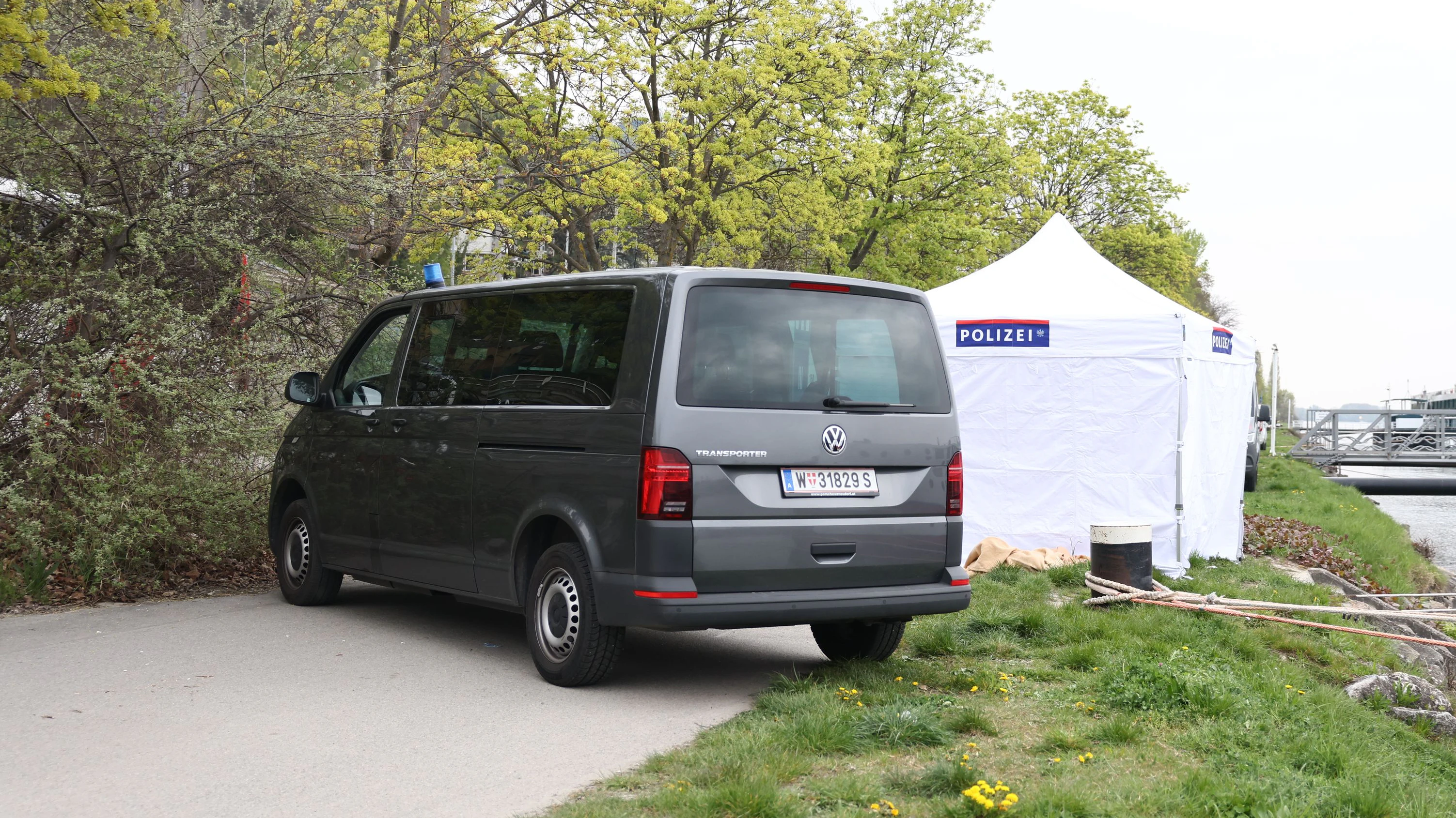 Polizei vor Ort an der Schiffsanlegestelle Nussdorf in Wien-Döbling