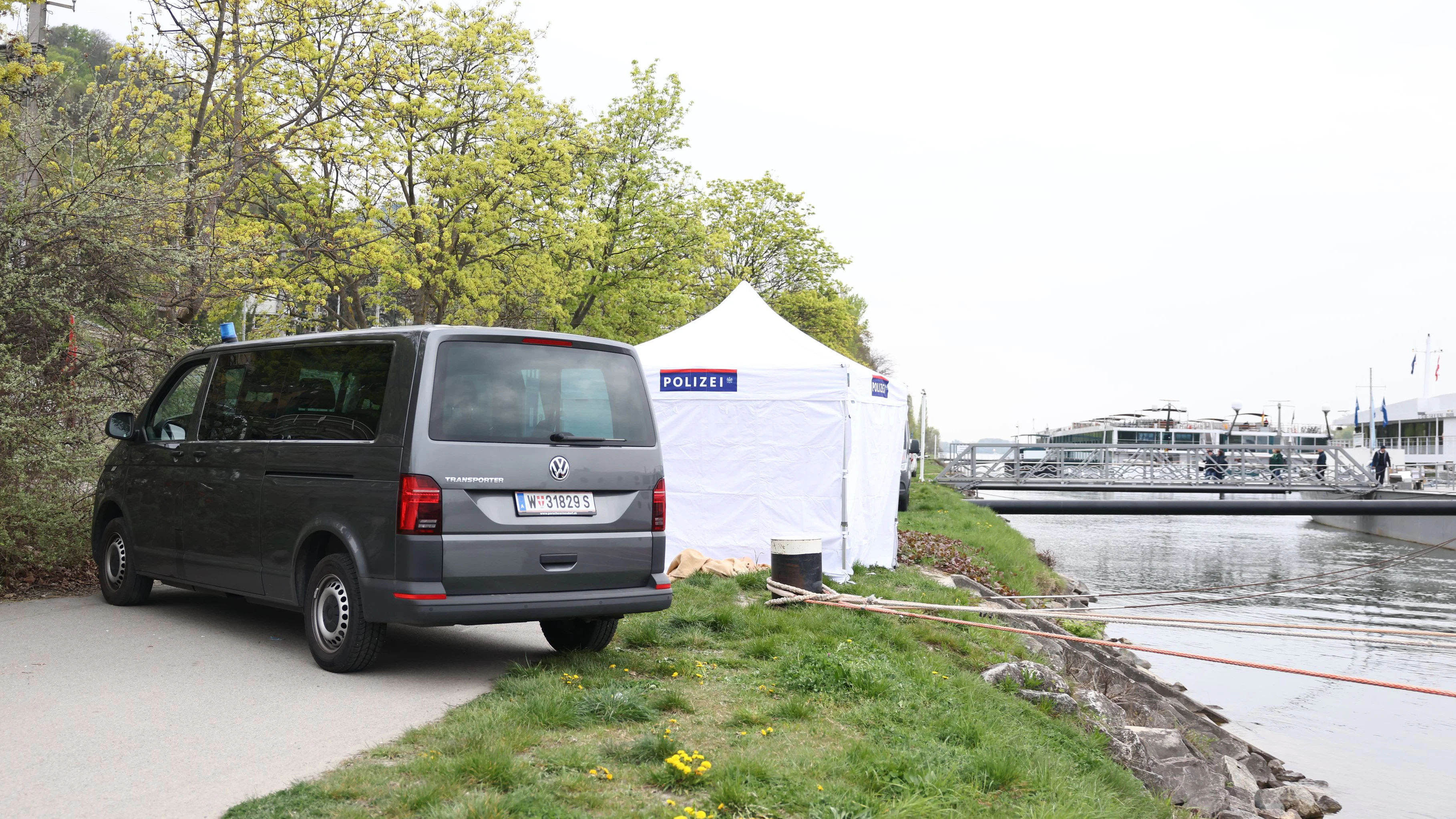 Polizei vor Ort an der Schiffsanlegestelle Nussdorf in Wien-Döbling