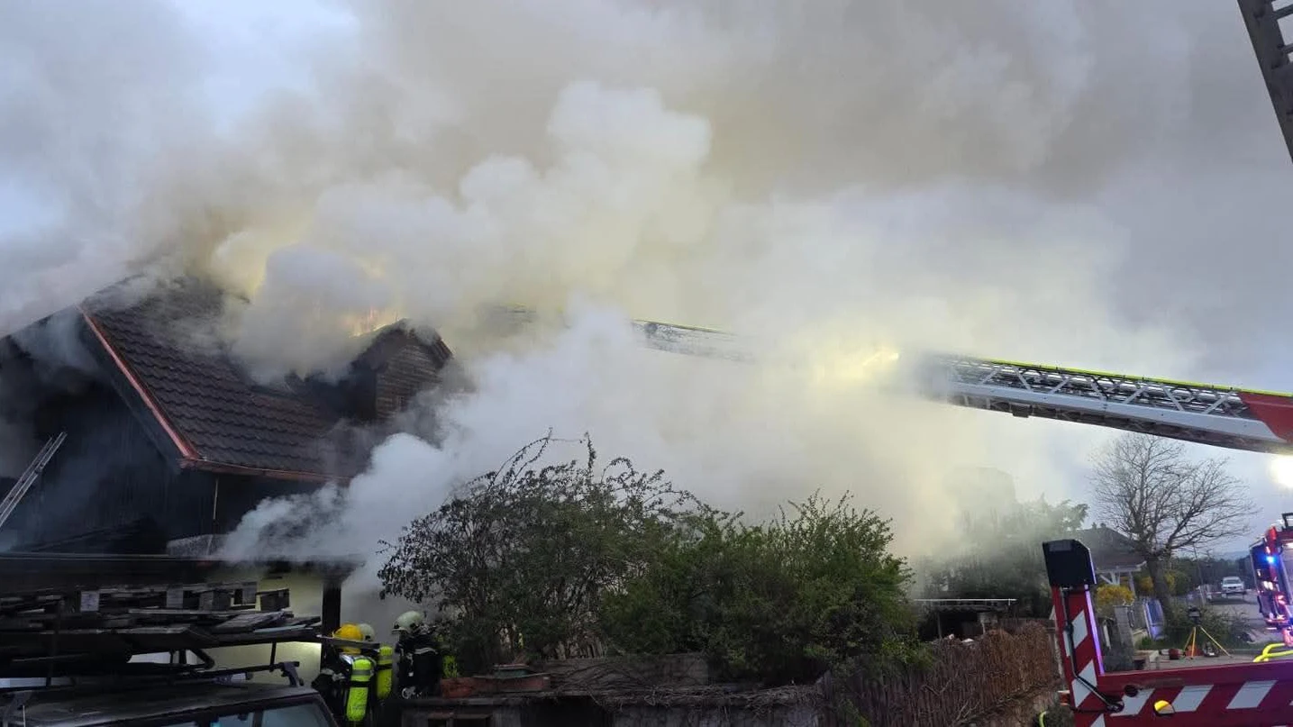 Wohnhausbrand in Wr. Neustadt: Zahlreiche Feuerwehrkräfte im Einsatz