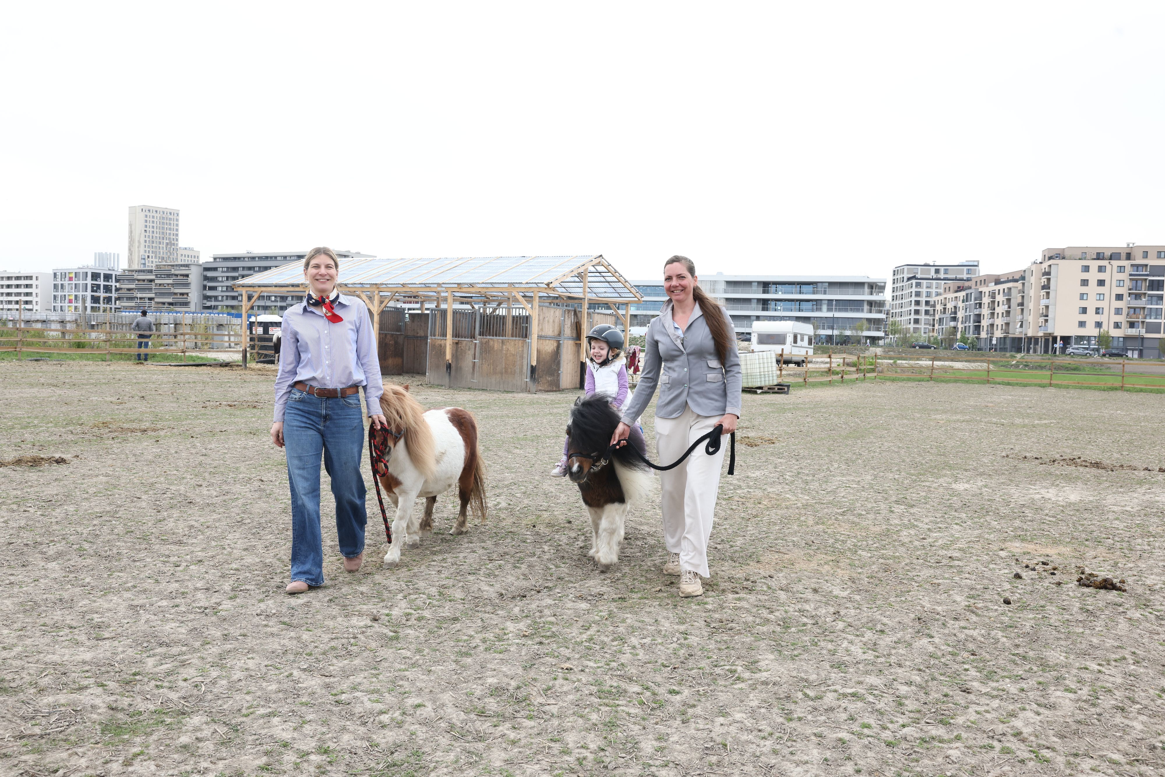 Bibi Waldstein (li.) und Julia Dunker starten mit einem Reit- und Ponyclub in der Seestadt durch.