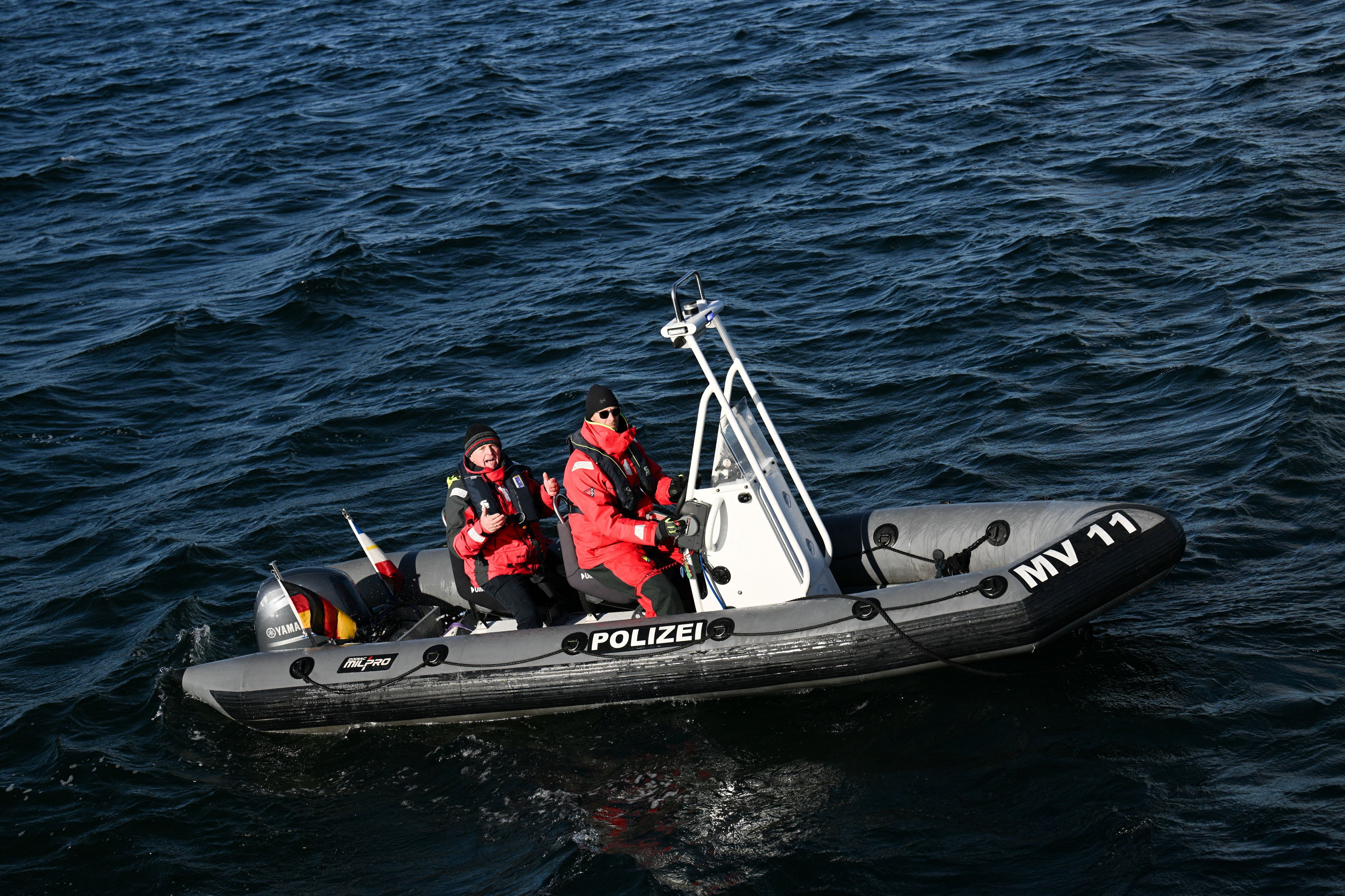 Till Backhaus, Umweltminister des Landes Mecklenburg-Vorpommern (l.), machte sich schon persönlich ein Bild von Buckelwal Timmys Lage. 