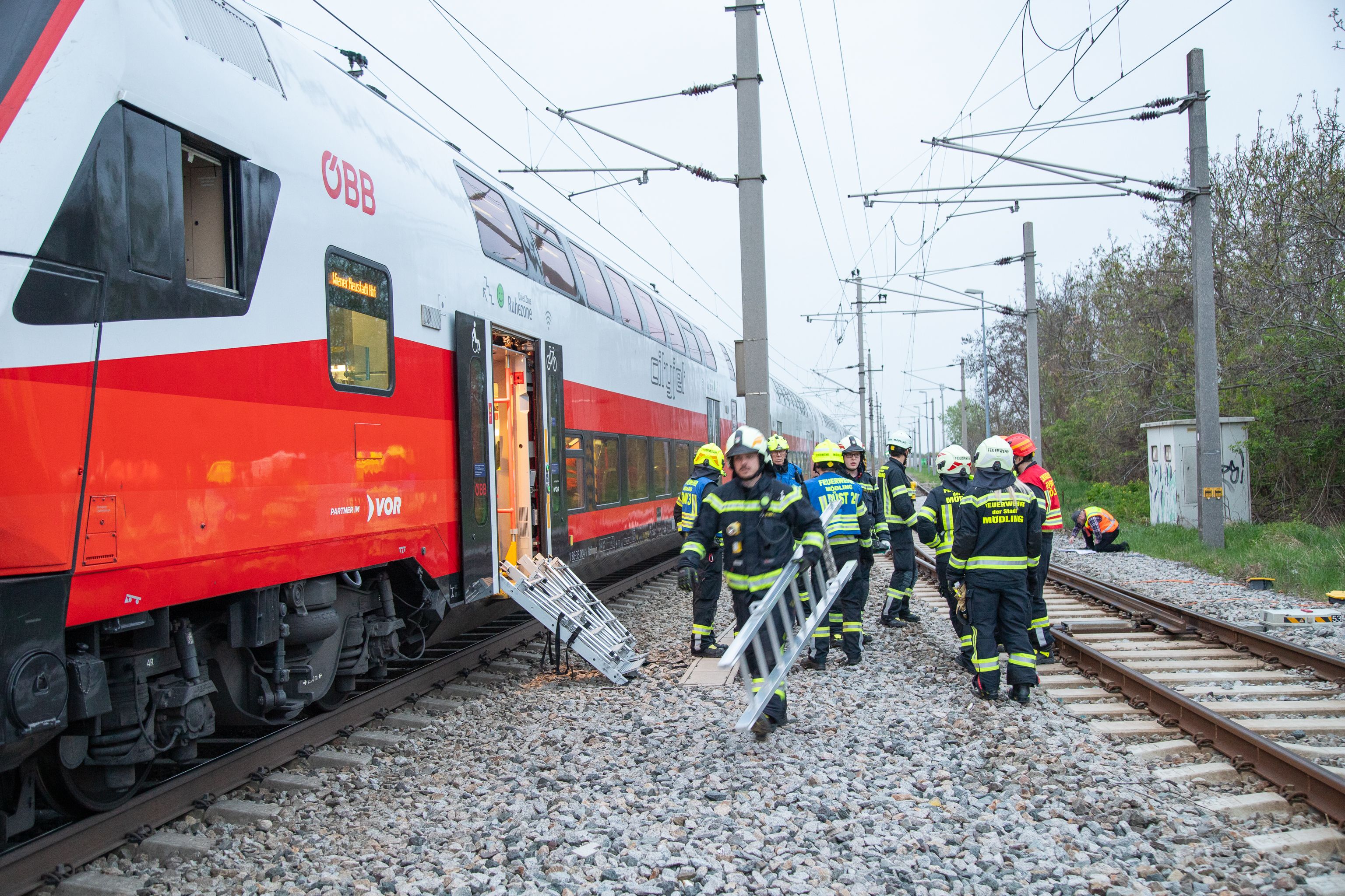 Die Feuerwehr evakuierte die Passagiere.