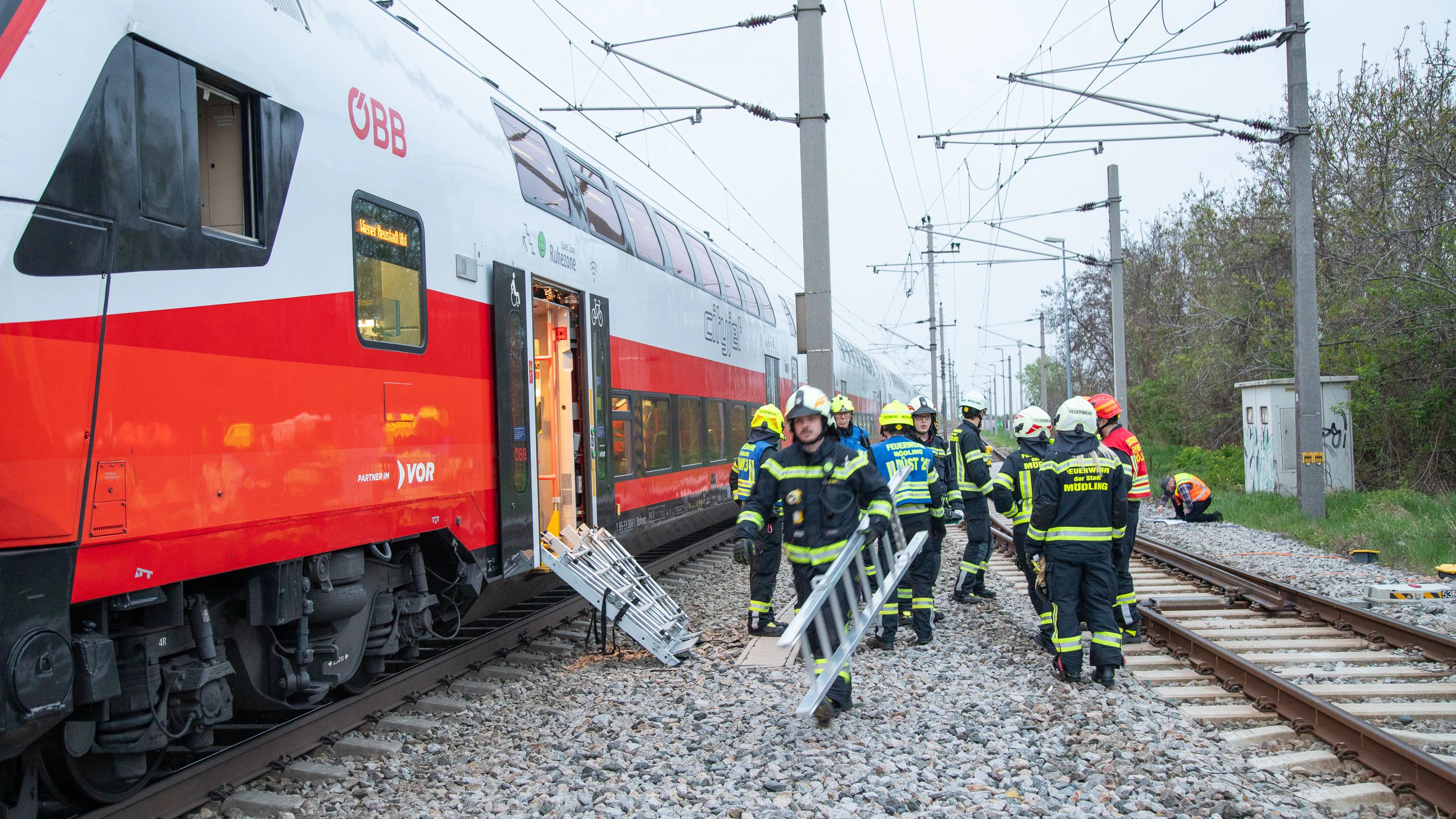 Die Feuerwehr evakuierte die Passagiere.