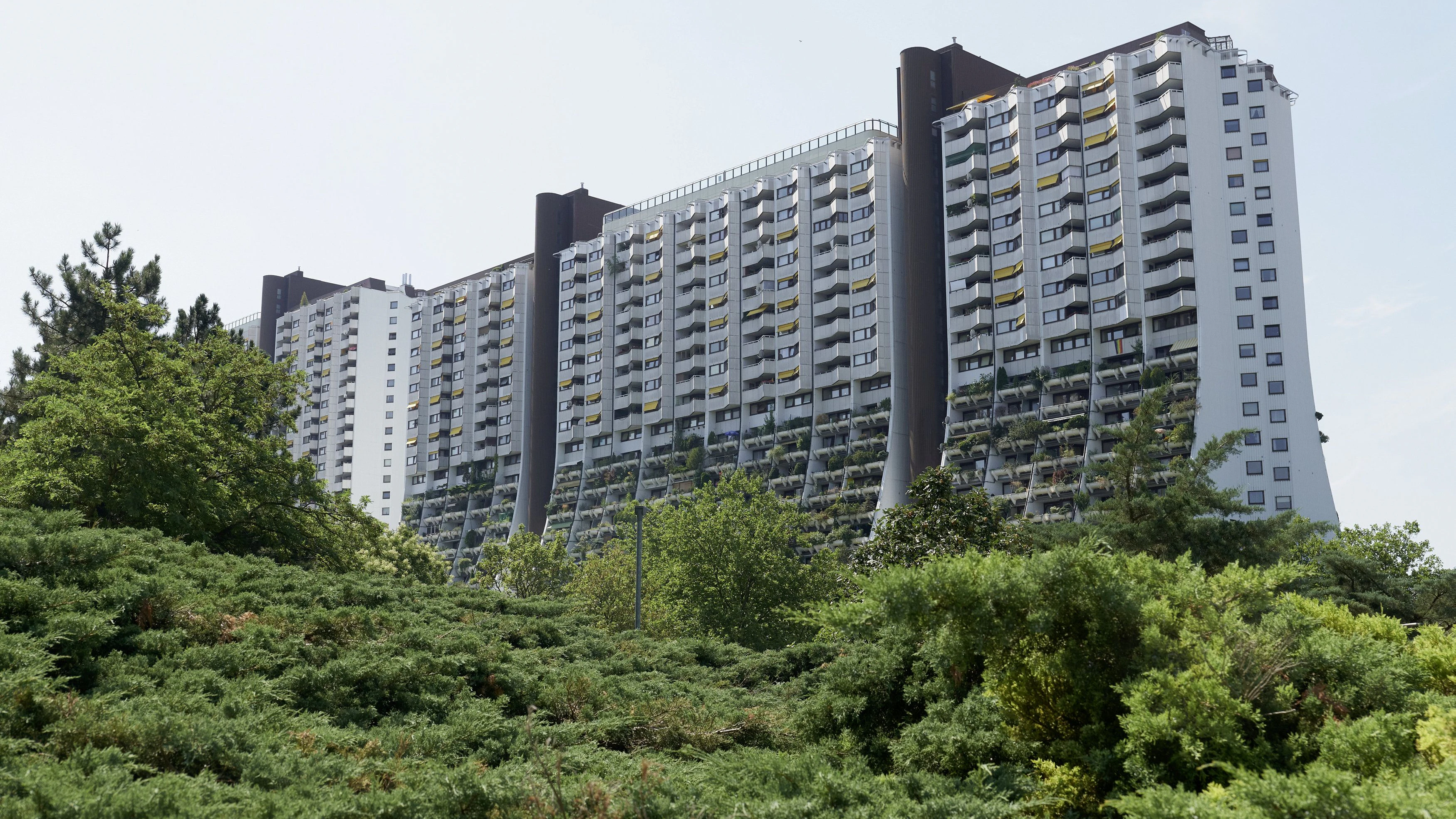 Wien, Anton-Baumgartner-Strasse. Rundgang durch den Wohnpark Alterlaa, auch Alt Erlaa;