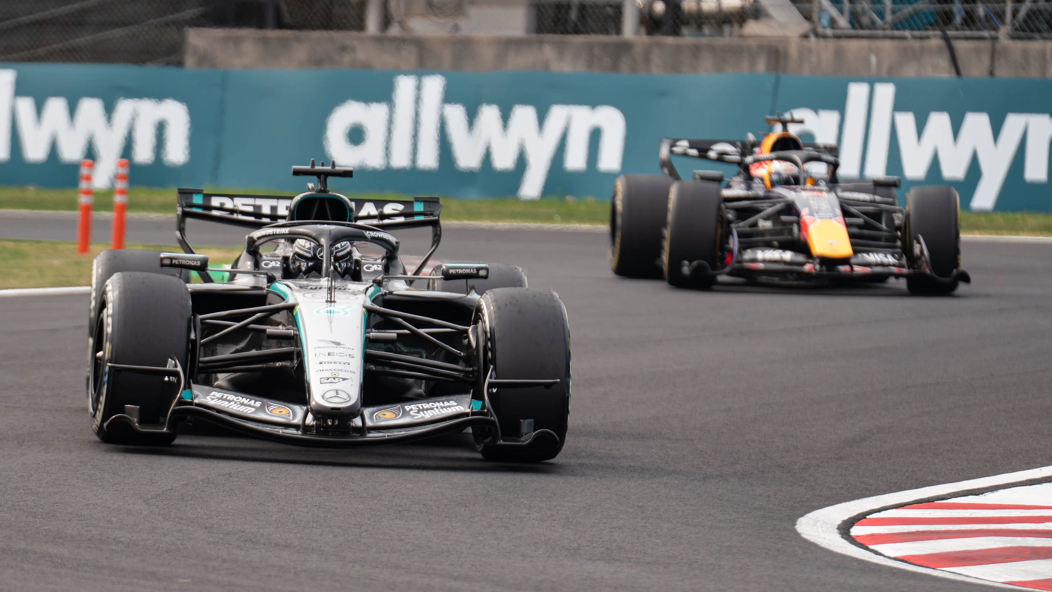 Mercedes-Ass George Russell und Red-Bull-Star Max Verstappen. 