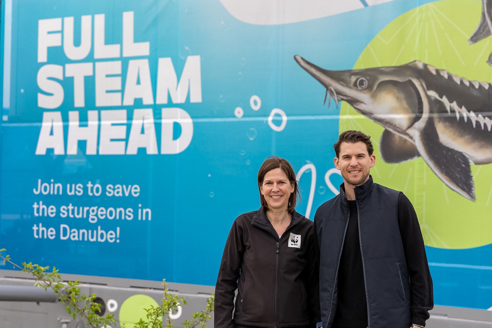 WWF-Geschäftsführerin Andrea Johanides und der prominente Spender Dominic Thiem.