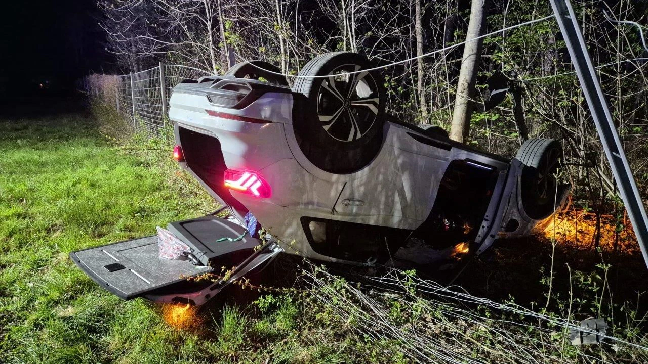 Heute.at - Lenkerin stürzt über Böschung und kracht gegen Baum
