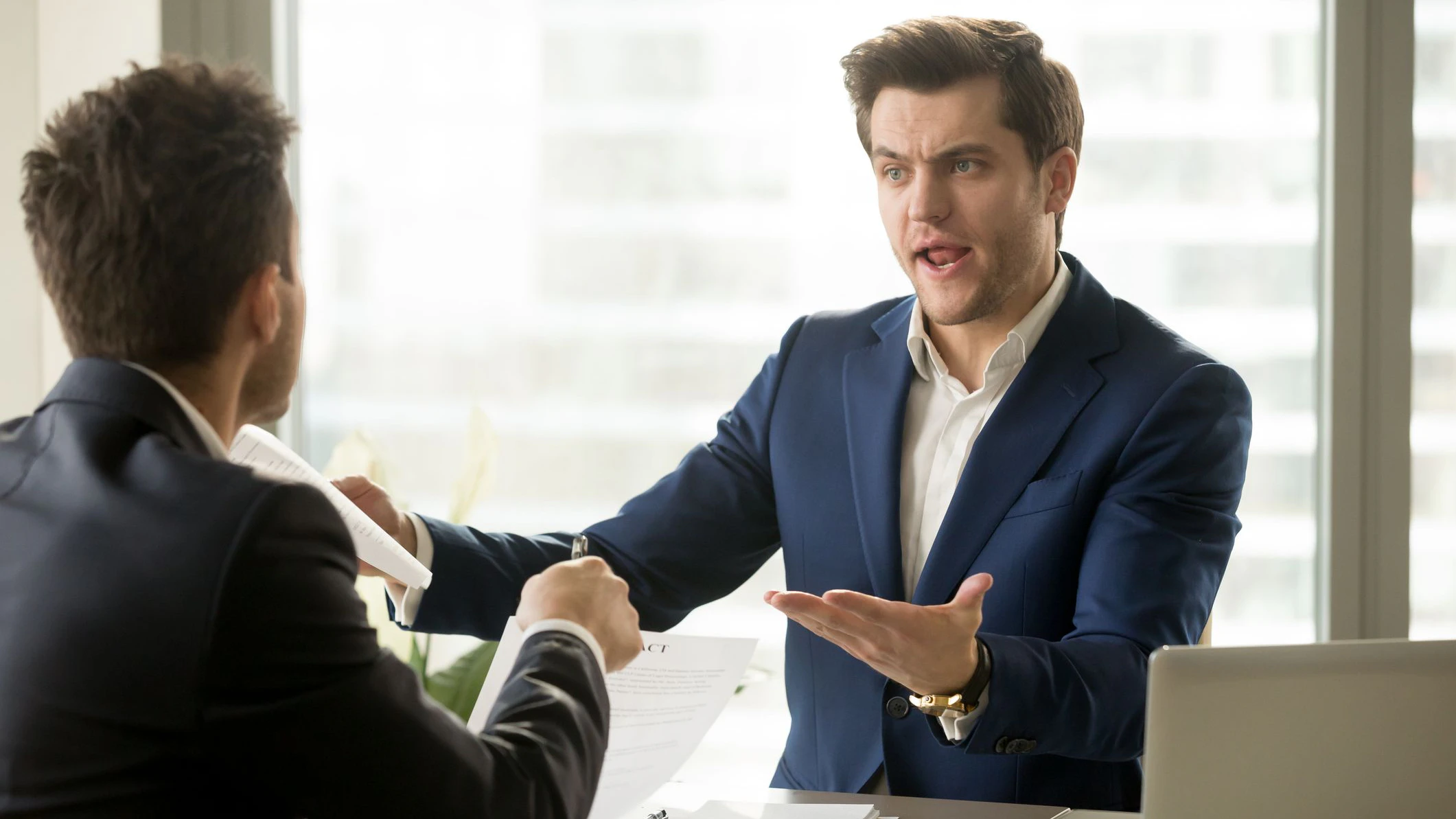 Der Vorgesetzte vergriff sich im Ton und muss nun tief in die Tasche greifen.