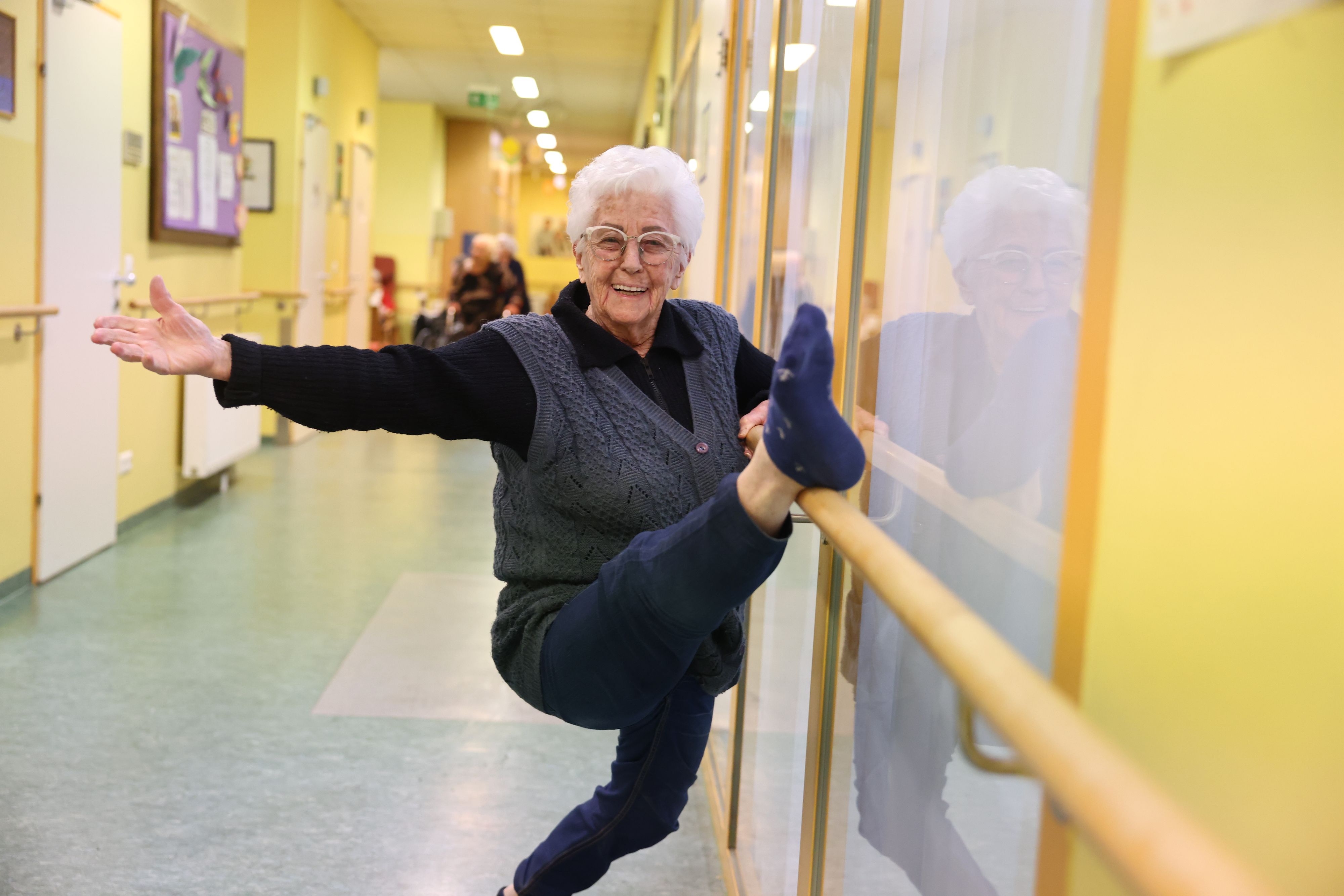 91 Jahre und topfit: Friederike Strohschneider nutzt die Haltestange beim Wiener Hilfswerk gerne auch als Ballettstange.