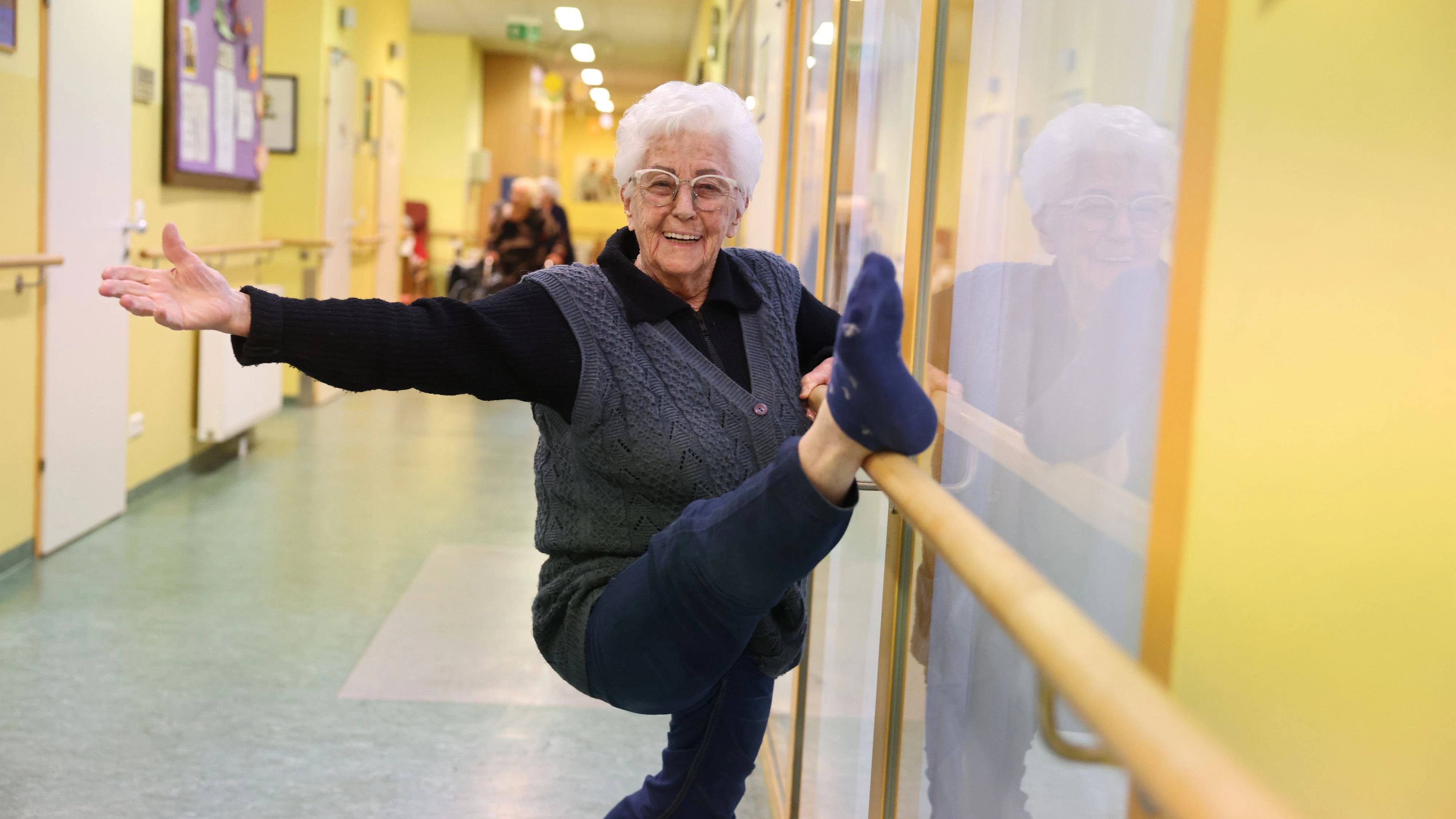 91 Jahre und topfit: Friederike Strohschneider nutzt die Haltestange beim Wiener Hilfswerk gerne auch als Ballettstange.