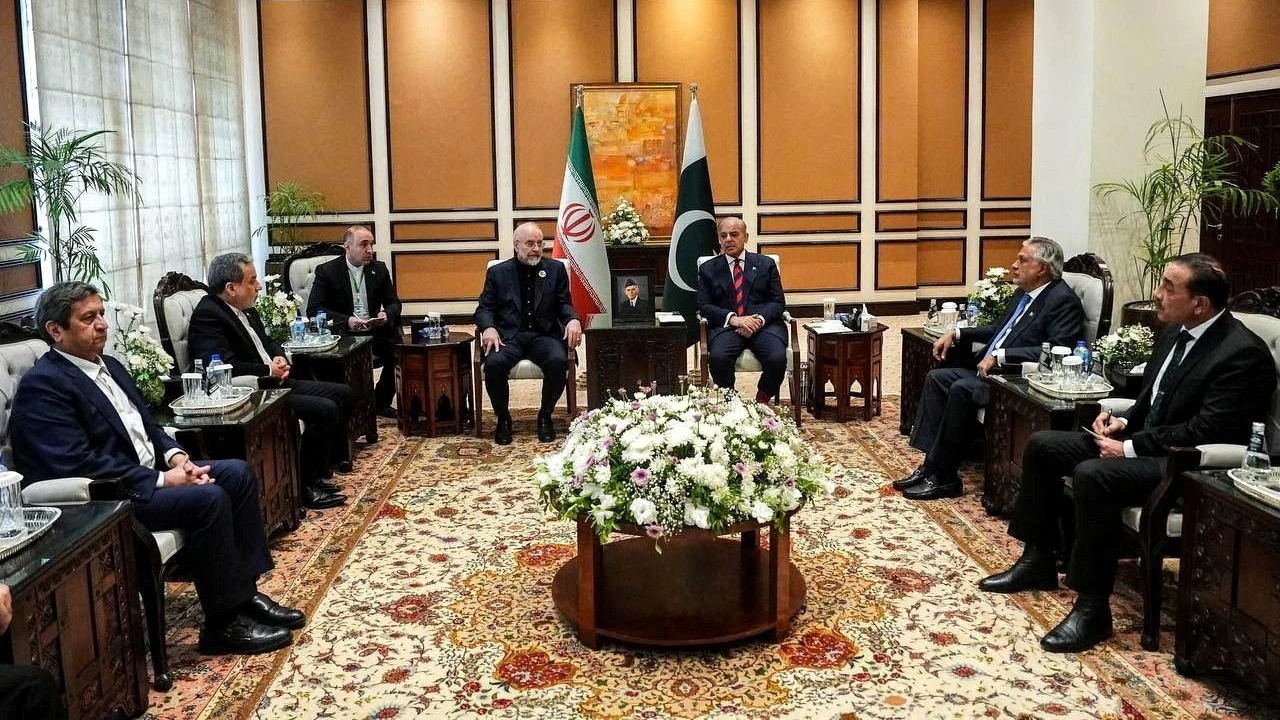 Friede? Pakistans Premierminister Shehbaz Sharif mit der iranischen Delegation vor den Gesprächen mit den USA