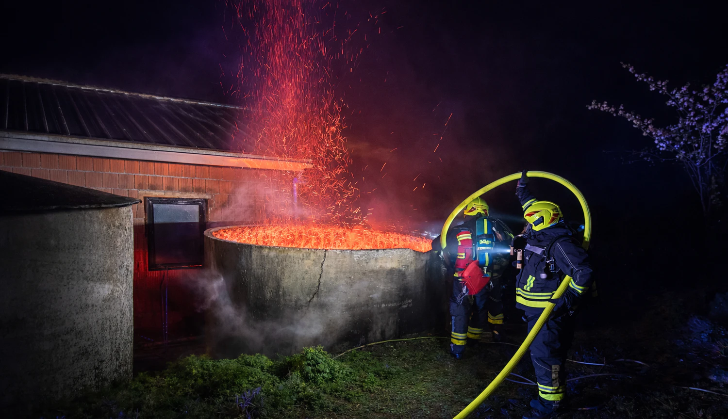 Heute.at - Silo in Vollbrand – zu wenig Wasser vor Ort zum Löschen