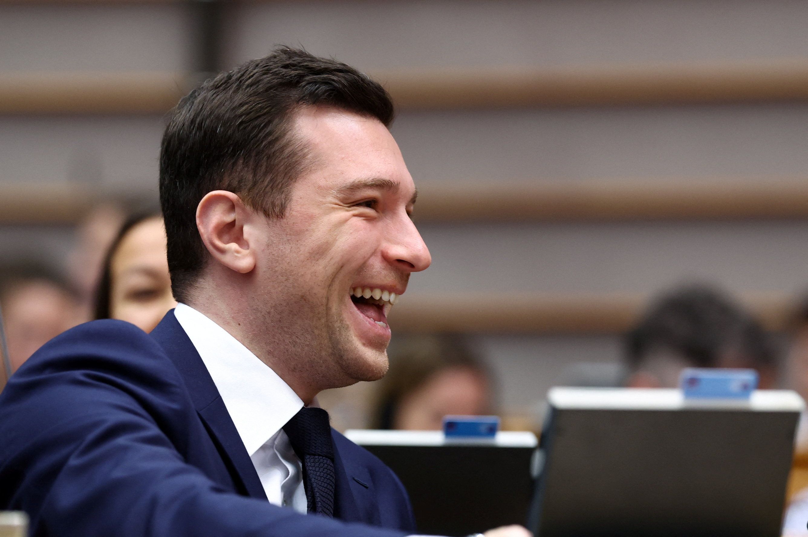 <strong>Jordan Bardella</strong>, Chef des rechten Rassemblement National (RN), geht eine heikle Beziehung ein.