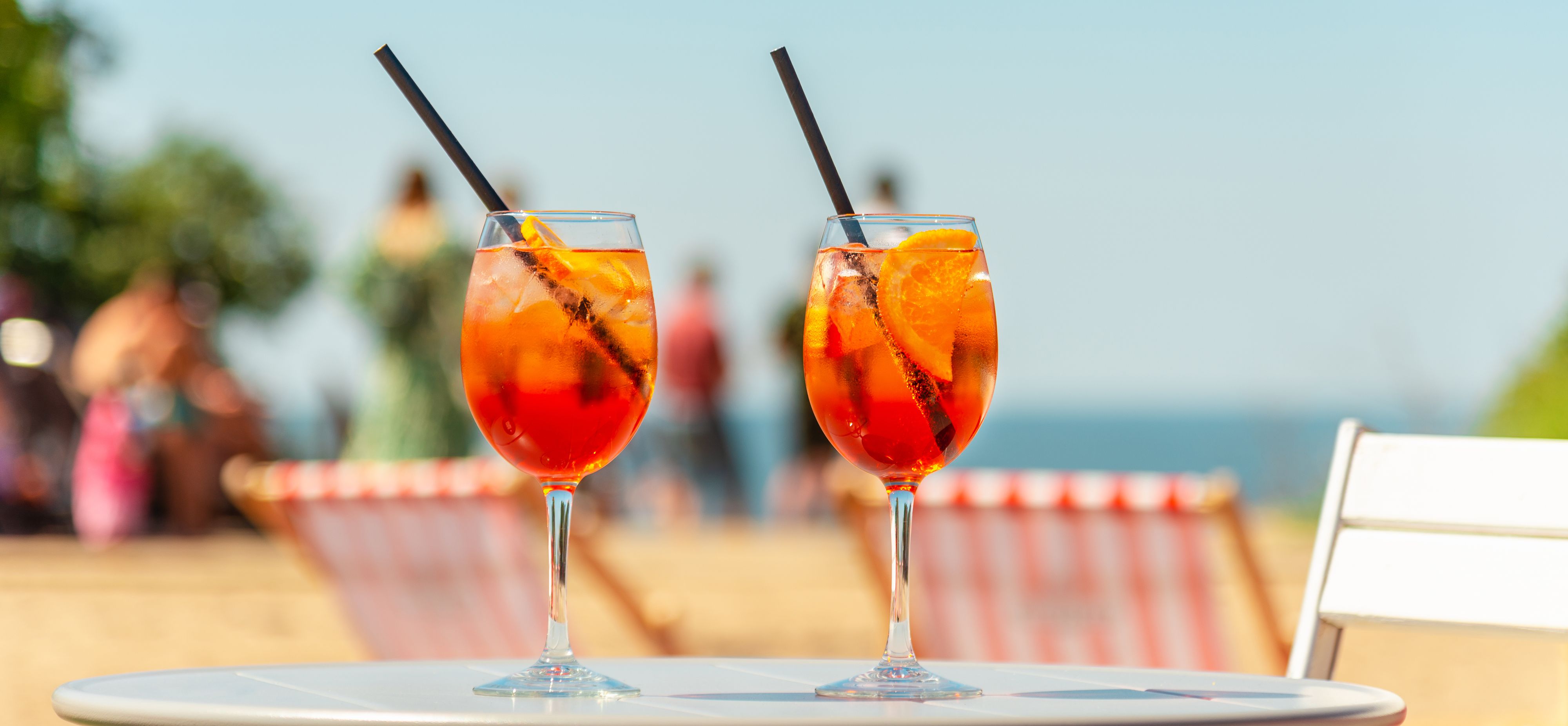 Insta-taugliche Sonnenuntergänge kann man auch mit einem Aperol Spritz in der Hand genießen - und ein Ranking zeigt, auf welcher Insel das am günstigsten ist.