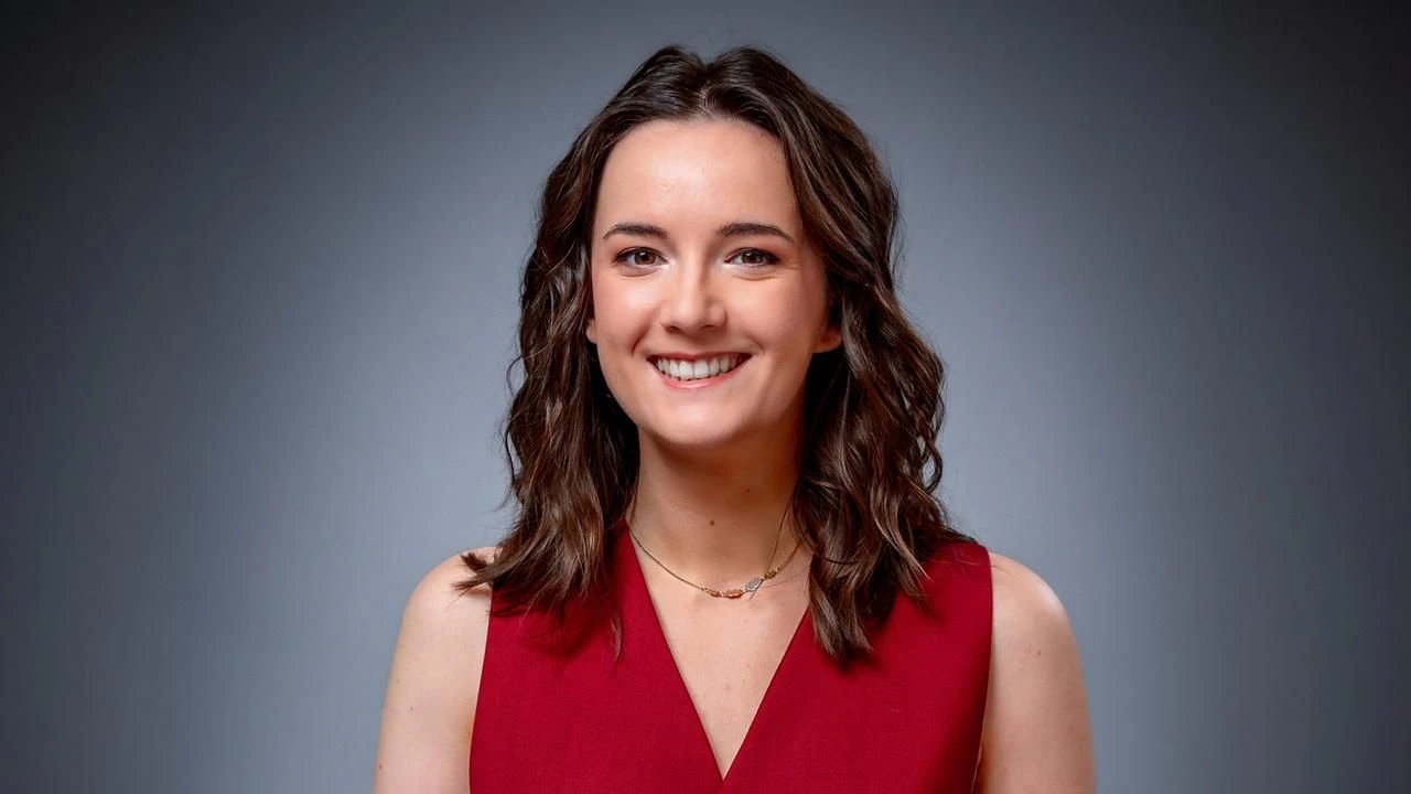 Besondere Rolle für FM4-Morning-Show-Moderatorin: Emily Busvine begrüßt beim Eurovision Song Contest aus dem Green Room - Seit heute ist es offiziell: Emily Busvine wird in einer besonderen Rolle im Green Room bei allen ESC-Shows in der Wiener Stadthalle die Acts und Delegationen bei sich im Kaffeehaus begrüßen. Das gab der ORF in der FM4 Morning Show, die Emily Busvine als Host auch regelmäßig zusammen mit Philipp Emberger moderiert, bekannt. Busvine wird als Kaffeehaus-Besitzerin die Kandidatinnen und Kandidaten bei sich begrüßen und diese vor allem im Finale zu kurzen Plaudereien einladen. - Im Bild: Emily Busvine. Foto: ORF/Hans Leitner. Veröffentlichung honorarfrei nur für redaktionelle Berichterstattung in Sendungszusammenhang und mit Copyrightangabe. Kontakt: foto@orf.at