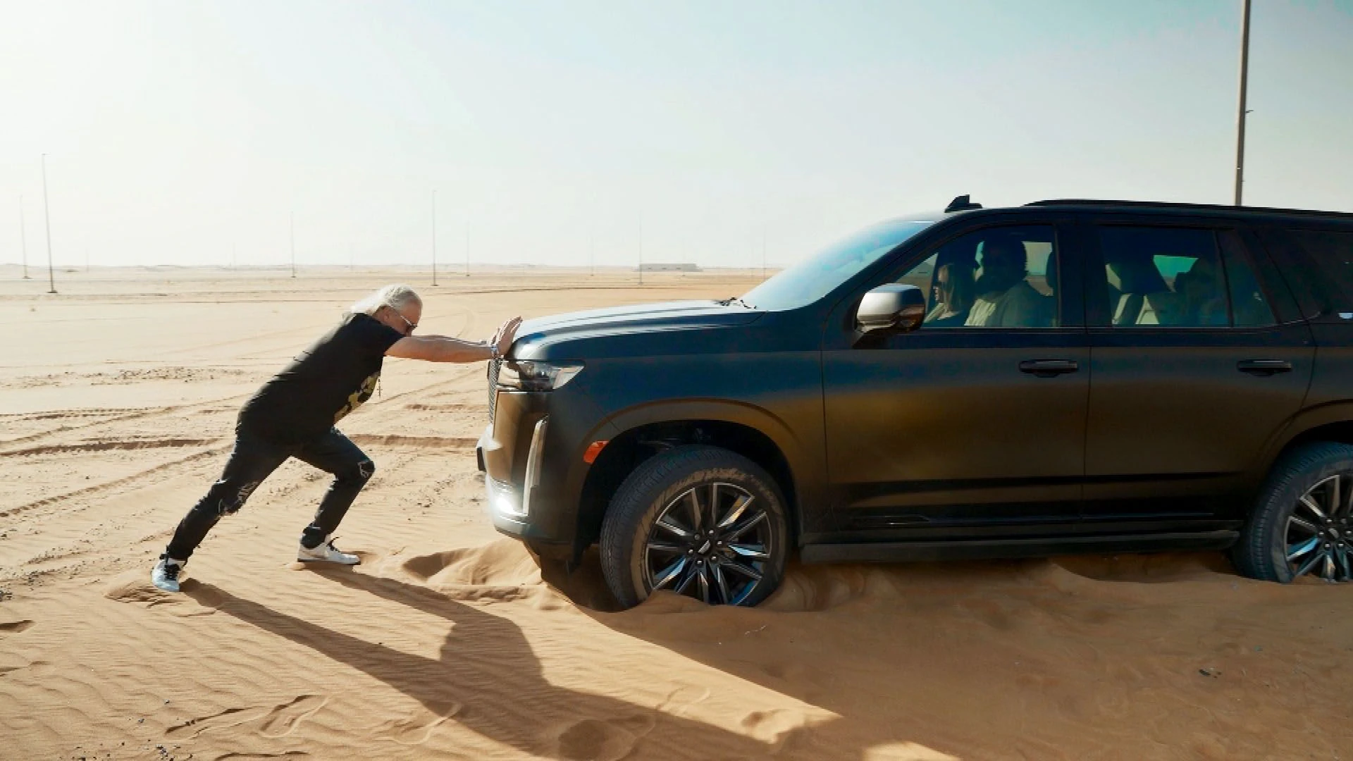 Bei einem Wüsten-Fotoshooting steckt Robert mit einem Auto in einer Sanddüne fest.