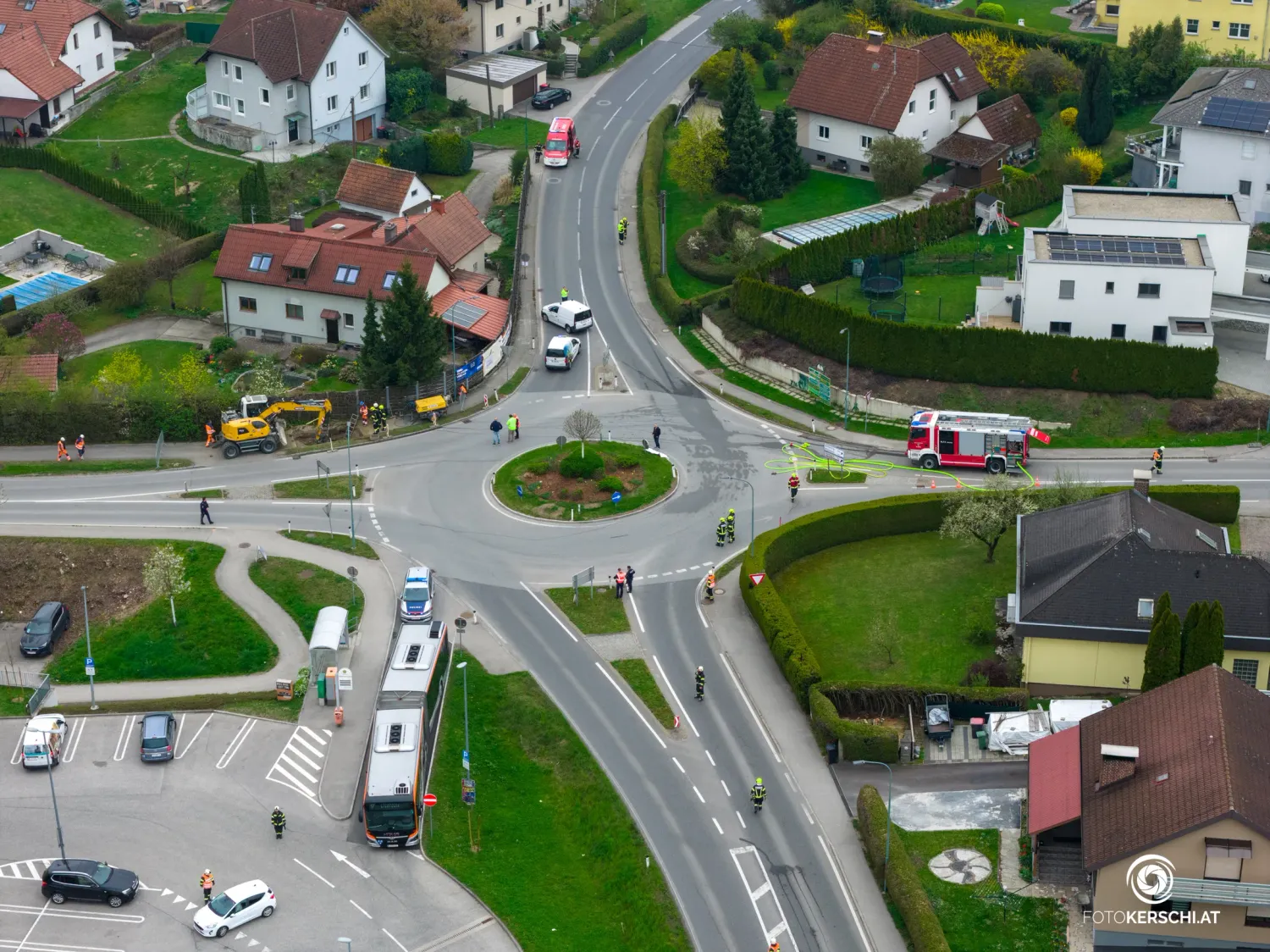 Der Kreuzverkehr bei der Hitzinger Kreuzung wurde gesperrt.