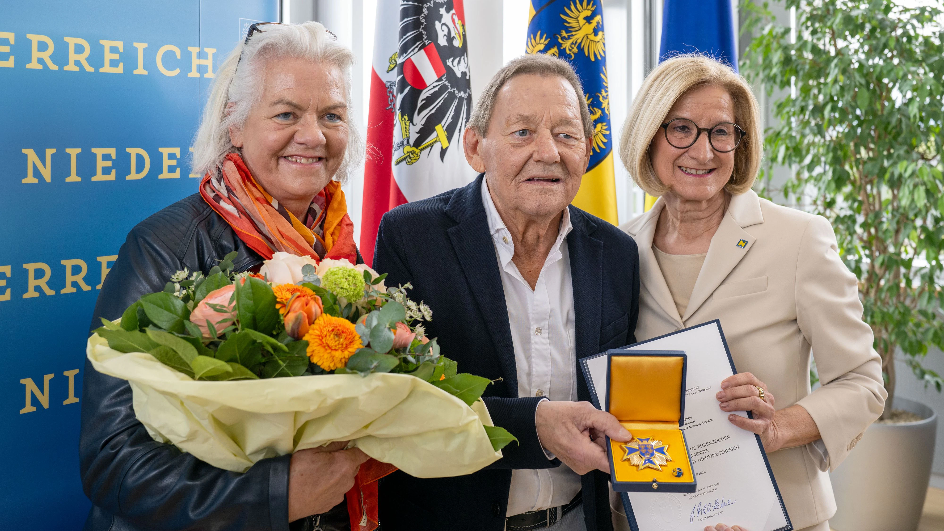 Uta und Wolfgang Ambros mit Landeshauptfrau Johanna Mikl-Leitner bei der Ehrenzeichenverleihung im Landhaus.