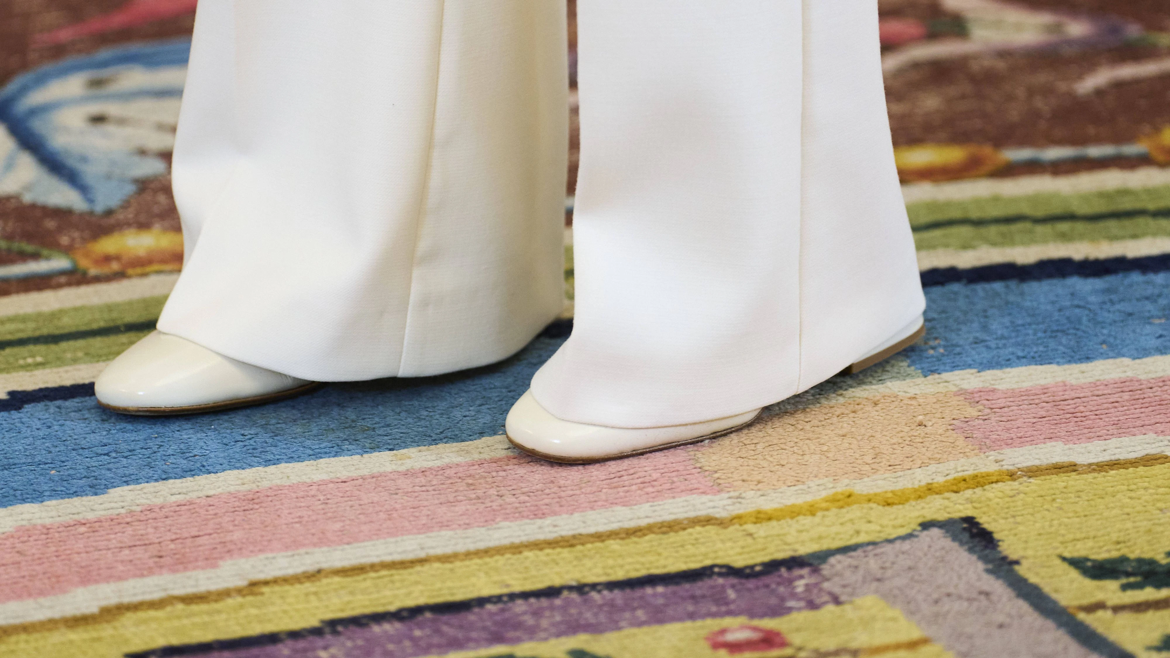 Letizia setzte beim UNHCR-Empfang auf weiße Slingback-Ballerinas.