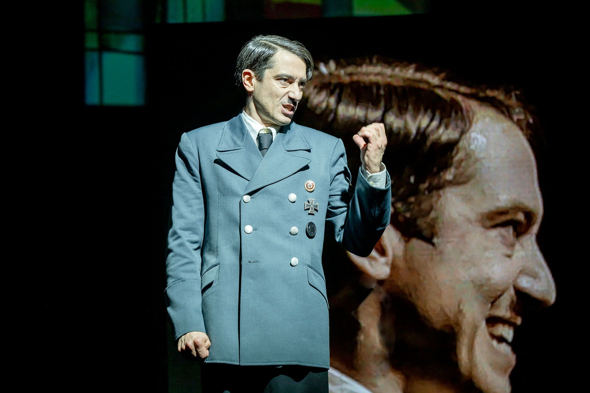 Stefano Bernardin spielt im Renaissance Theater in 