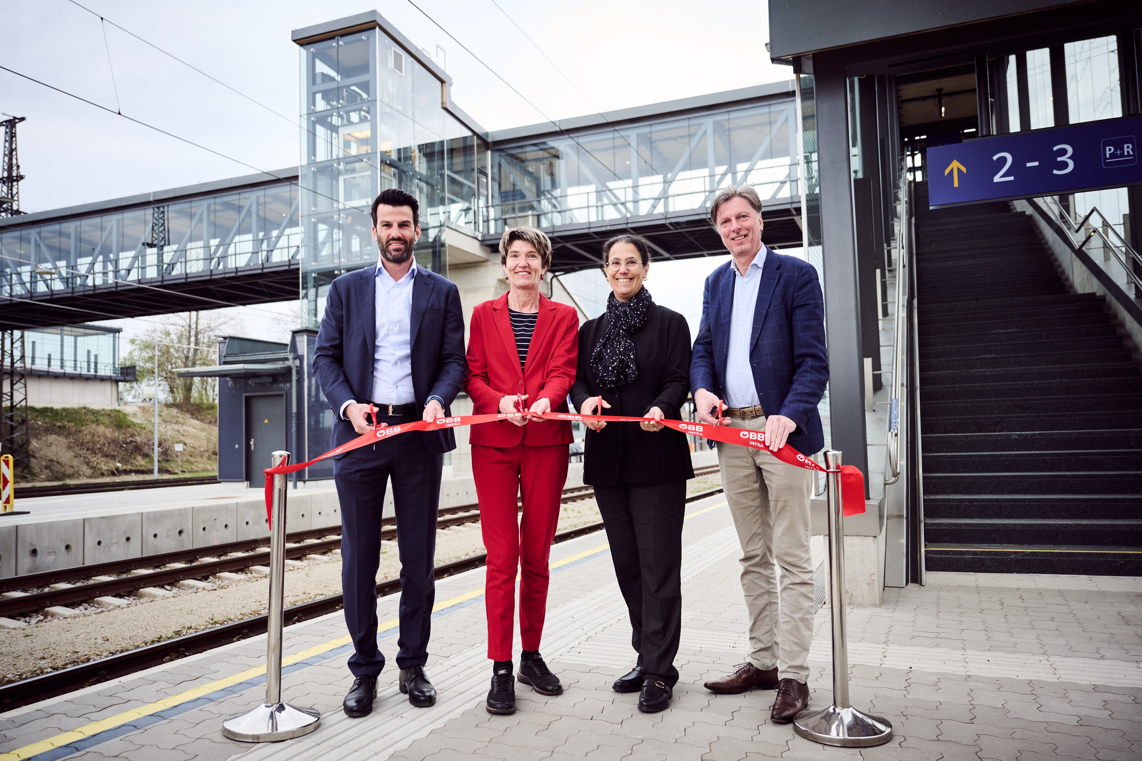 Der Bahnhof Sigmundsherberg wurde wiedereröffnet (v.l.n.r.): Landeshauptfrau-Stellvertreter Udo Landbauer (FPÖ), Nationalratsabgeordnete Martina Diesner-Wais (ÖVP), Judith Engel, Vorständin ÖBB-Infrastruktur AG und Franz Göd, Bürgermeister von Sigmundsherberg.