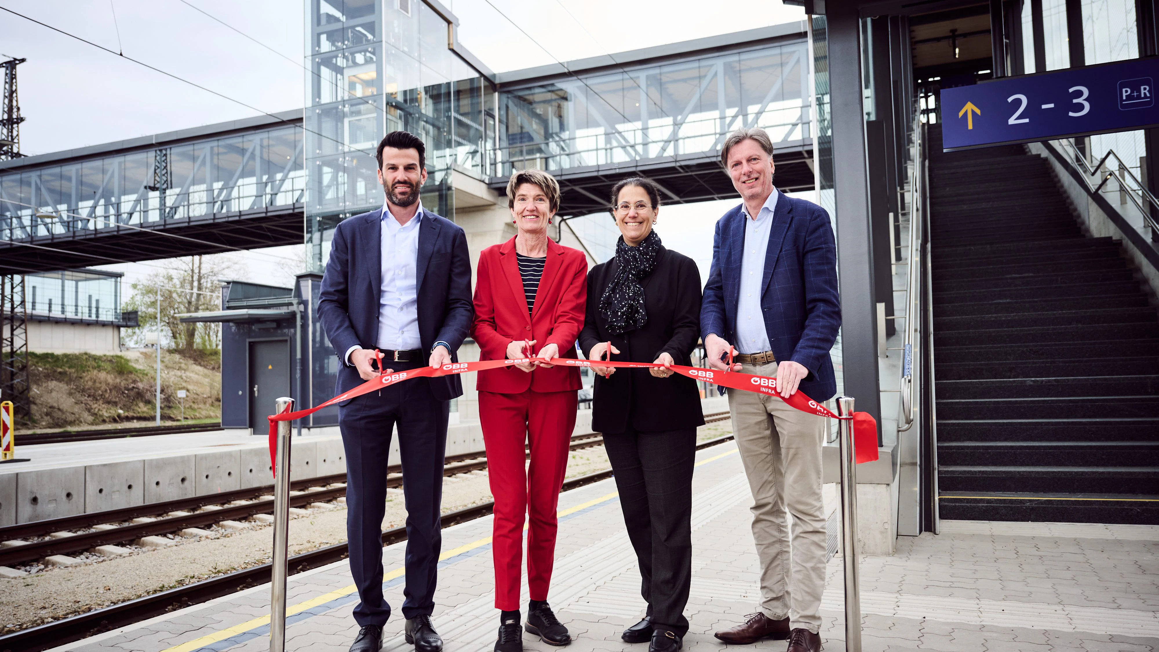 Der Bahnhof Sigmundsherberg wurde wiedereröffnet (v.l.n.r.): Landeshauptfrau-Stellvertreter Udo Landbauer (FPÖ), Nationalratsabgeordnete Martina Diesner-Wais (ÖCP), Judith Engel, Vorständin ÖBB-Infrastruktur AG und Franz Göd, Bürgermeister von Sigmundsherberg.