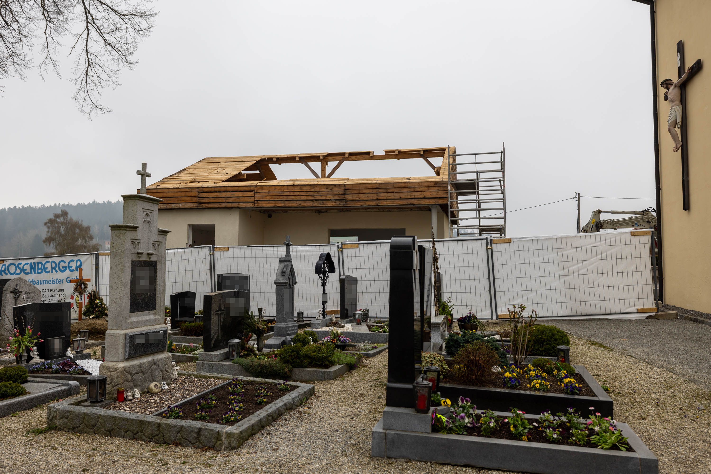 Der 38-Jährige stürzte bei Arbeiten im Bereich des Friedhofs ab.