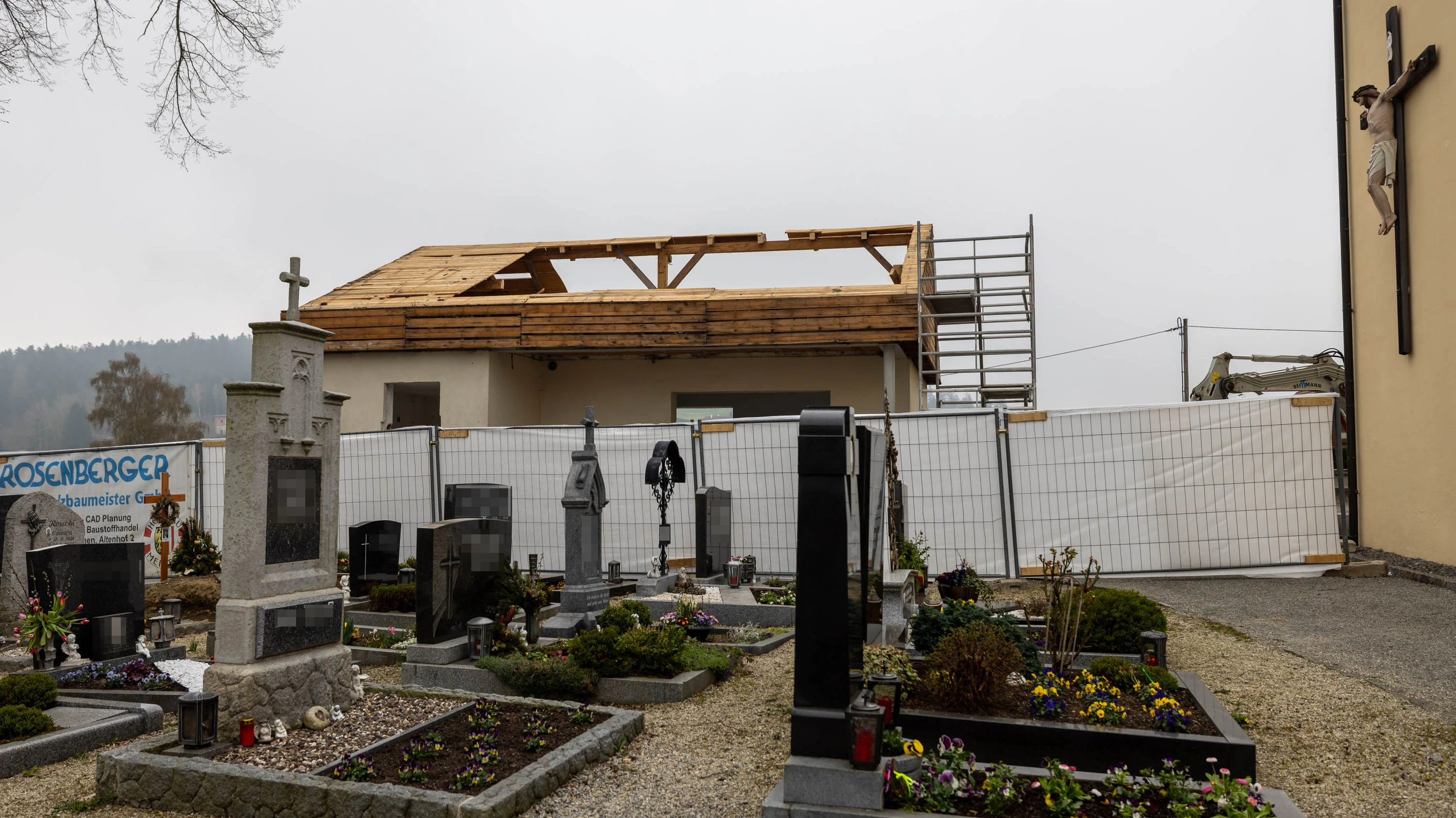 Heute.at - Mann (38) stürzt plötzlich bei Umbau in Leichenhalle ab