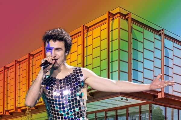 Cosmó performt seinen Hit 