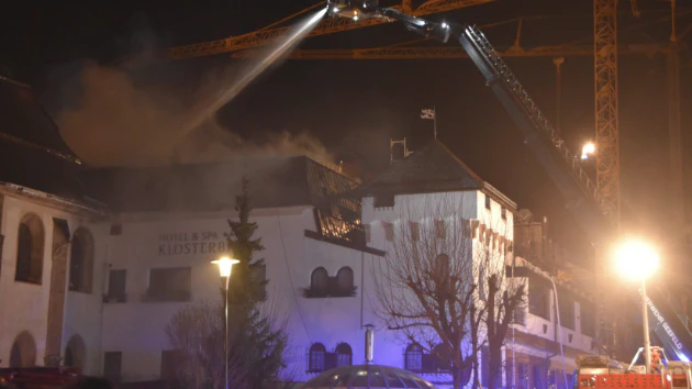 Heute.at - AT-Alert ausgelöst! Luxus-Hotel geht in Flammen auf