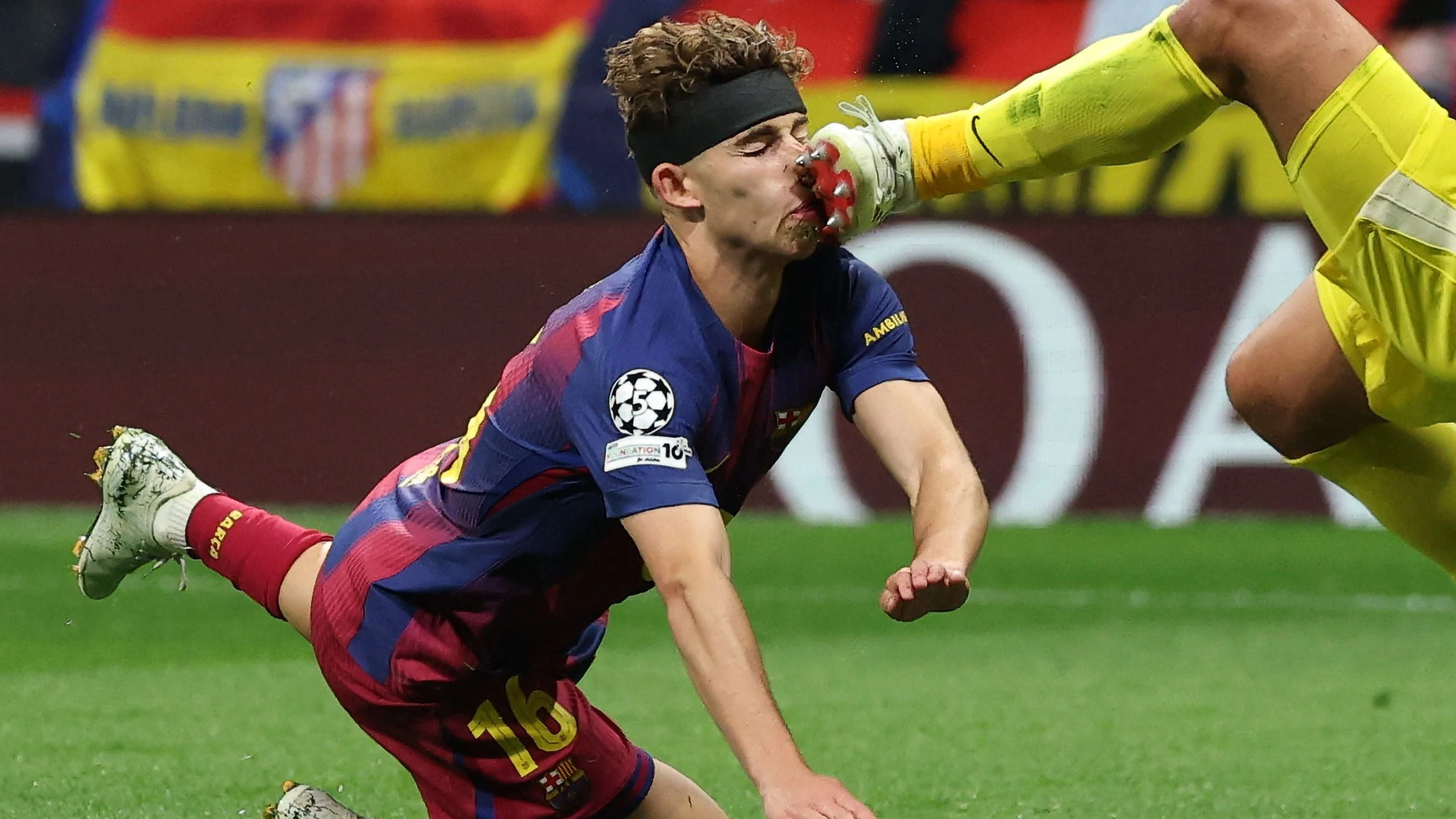 Barcelona-Star Fermin Loepz bekommt den Fuß von Juan Mussi ins Gesicht. 