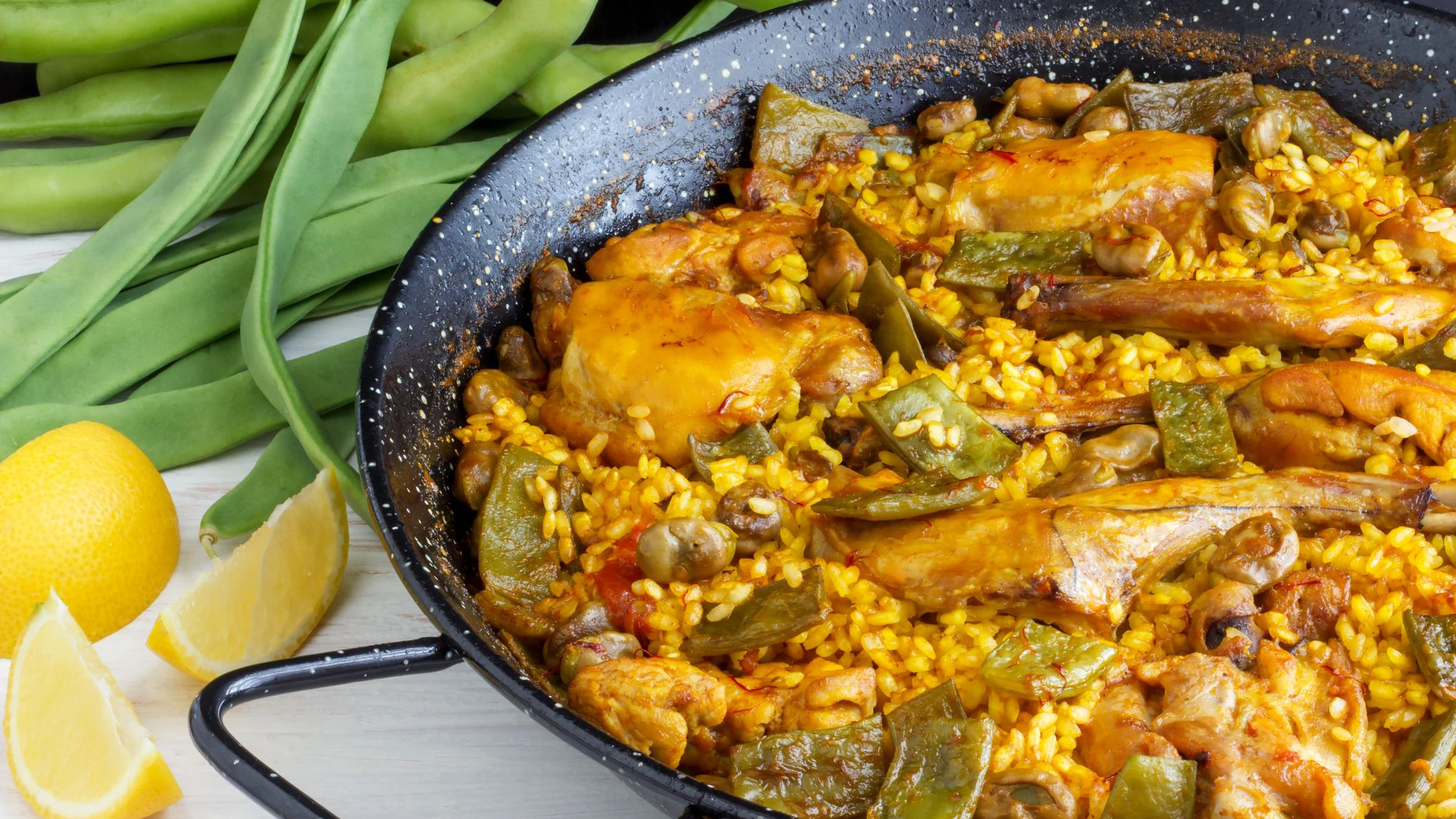 Eine echte, traditionelle Paella Valenciana.